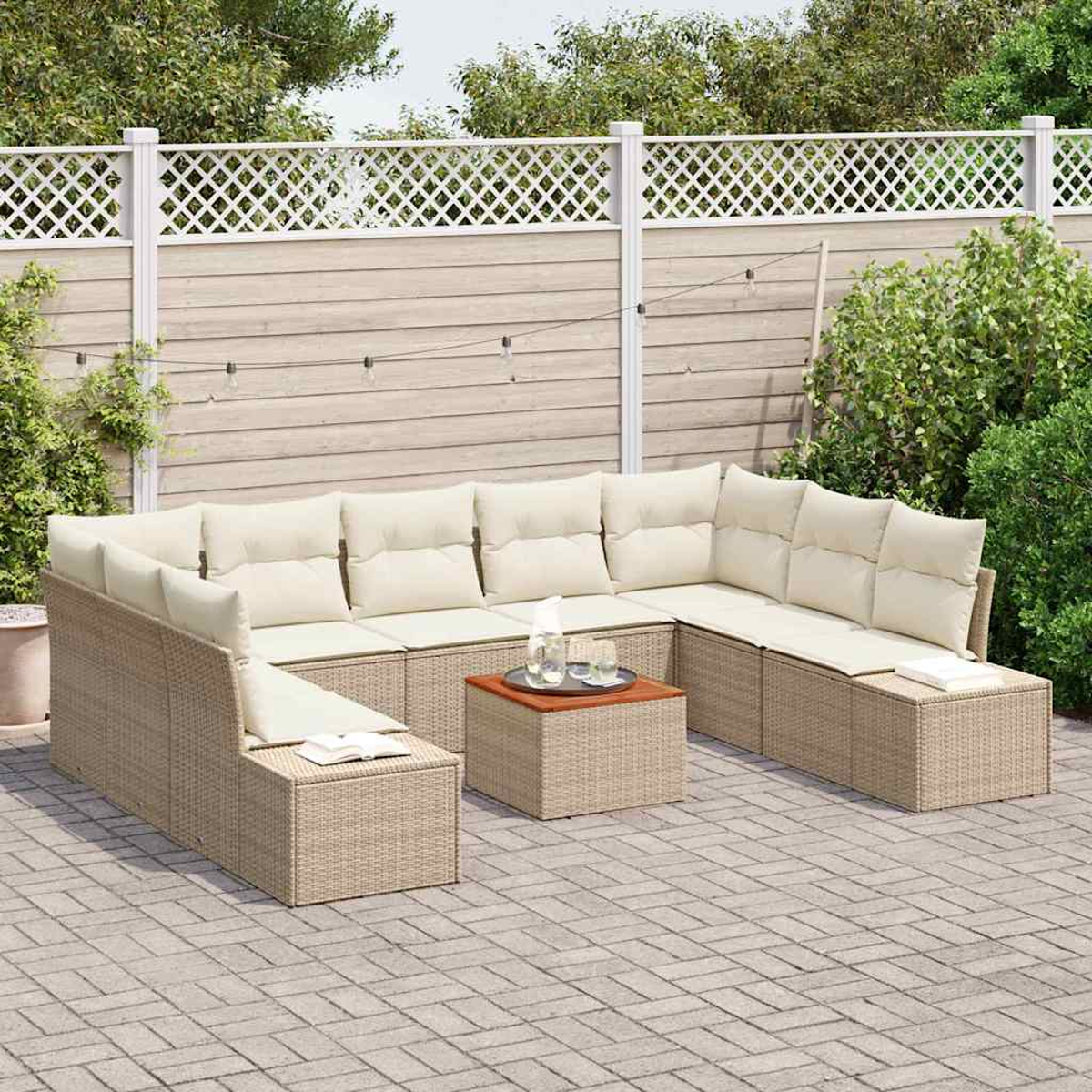 Outdoor-Ecksofa mit beigefarbenen Kissen, Couchtisch und weißem Gitterzaun im Hintergrund auf einer Ziegelterrasse.