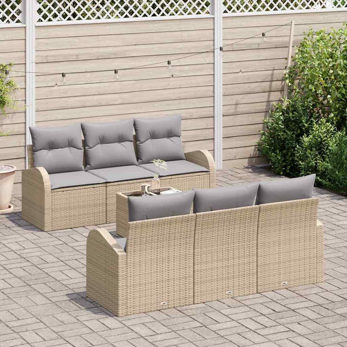 Terrassenmöbel-Set mit beigefarbenen Korbs Sofas und grauen Kissen auf einer gepflasterten Terrasse. Ein kleiner Tisch steht in der Mitte.