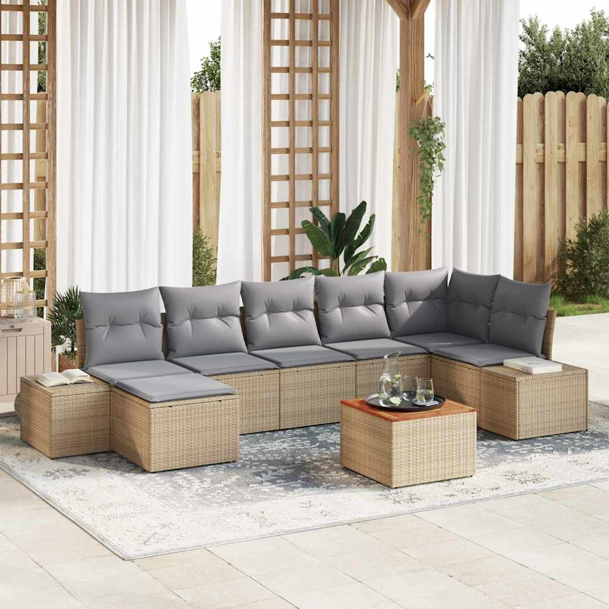 Eine Sitzgruppe im Freien mit grauen Kissen. Enthält einen Couchtisch mit Getränken. Die Szene ist auf einer Terrasse mit weißen Vorhängen.