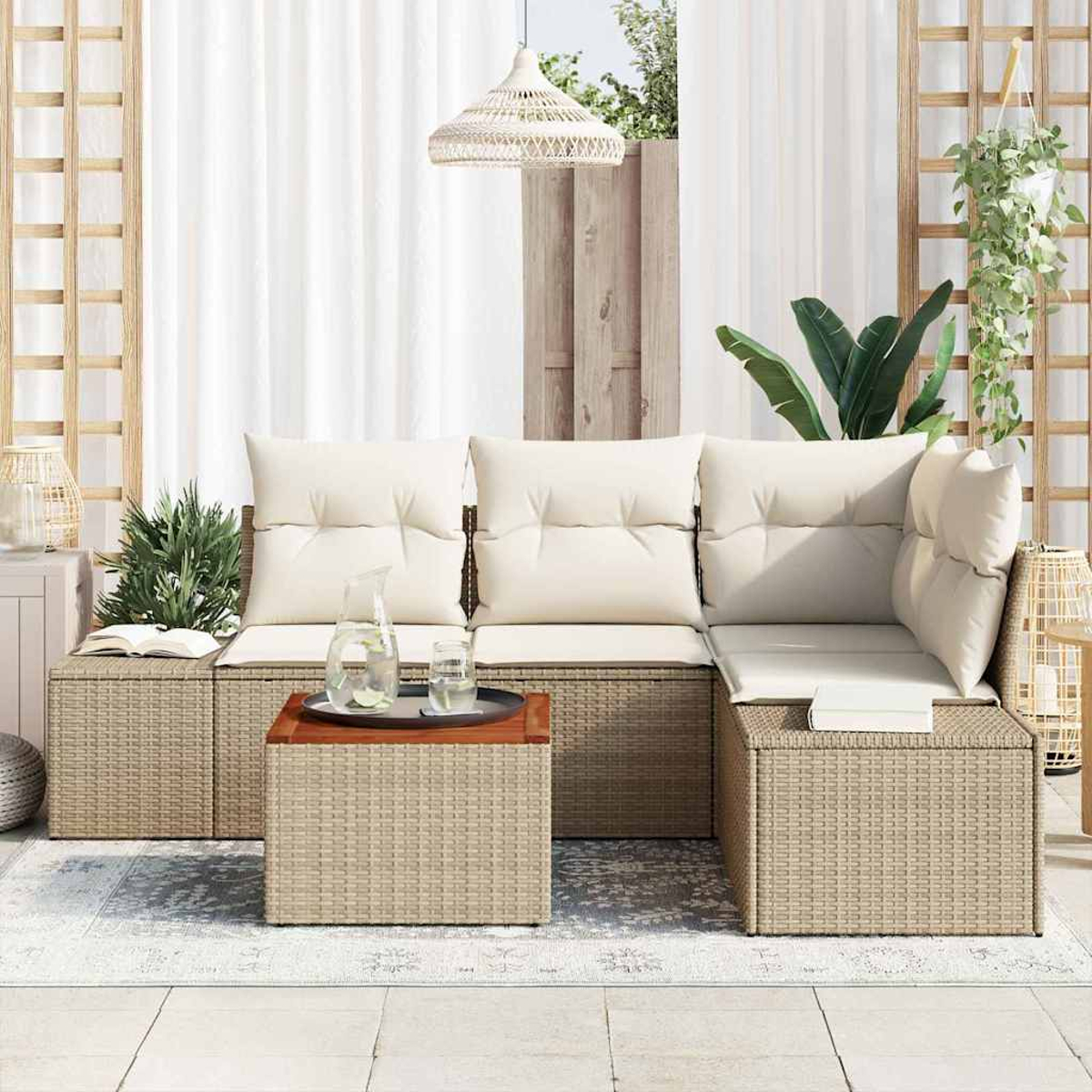 Outdoor-Ecksofa mit cremefarbenen Kissen, Couchtisch und Pflanzen. Im Hintergrund weiße Vorhänge und Holzgitter.