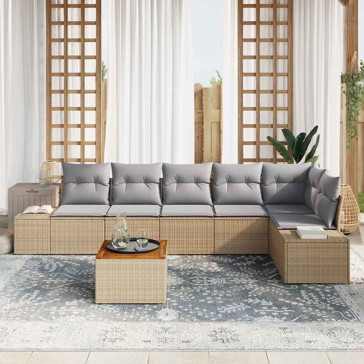 Ein Ecksofa im Freien mit grauen Kissen. Ein Holztisch hält ein Glas Wasser. Ein Teppich, Vorhänge und Pflanzen vervollständigen die Szene.