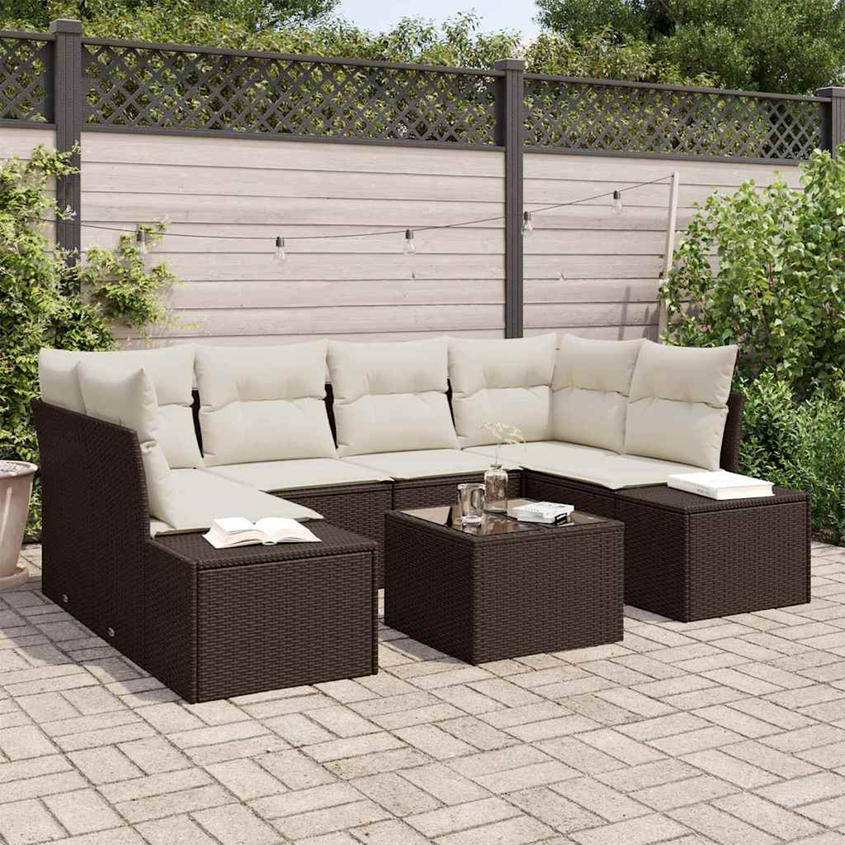 Outdoor-Ecksofa mit cremefarbenen Kissen und dunkelbraunem Korbgeflecht. Ein Couchtisch und Beistelltische sind enthalten. Hintergrund ist ein Holzzaun.
