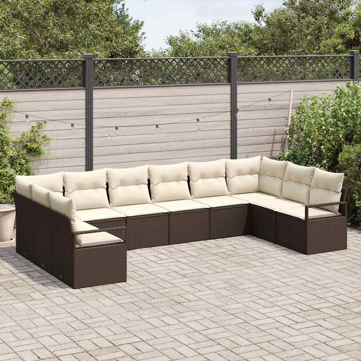 Ein braunes Outdoor-Sofa aus Korbgeflecht mit cremefarbenen Kissen steht auf einer Backstein-Terrasse. Ein Holzzaun und Grünzeug sind im Hintergrund.