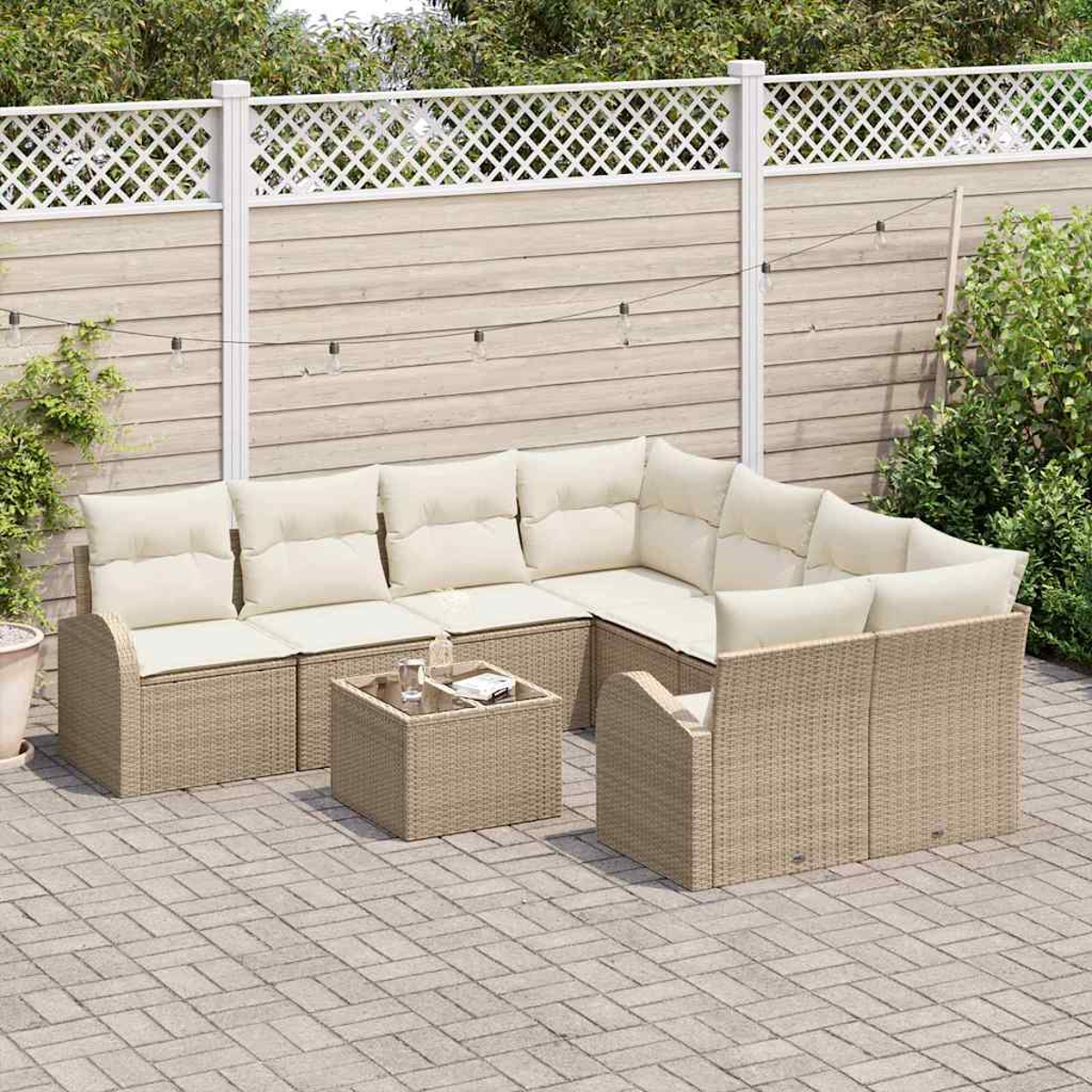Beige Outdoor-Sofa aus Korbgeflecht mit cremefarbenen Kissen und einem kleinen quadratischen Tisch auf einer Ziegelterrasse. Dahinter ist ein Zaun.