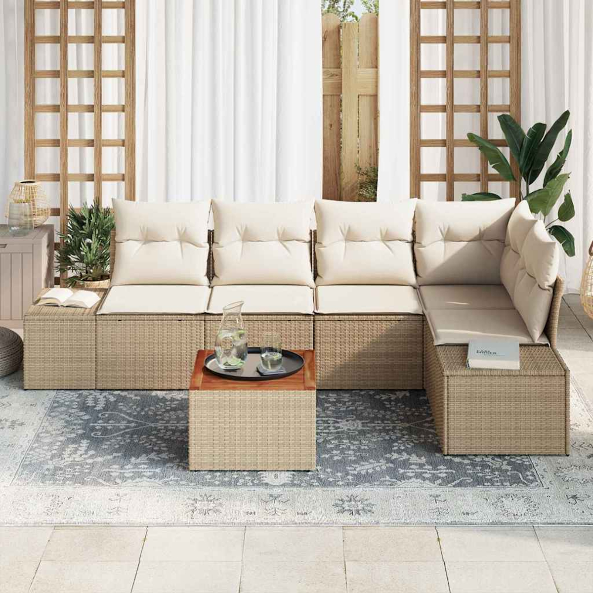Sofá seccional exterior con cojines crema, una mesa pequeña con bebidas y una alfombra. El fondo incluye un enrejado de madera y cortinas.