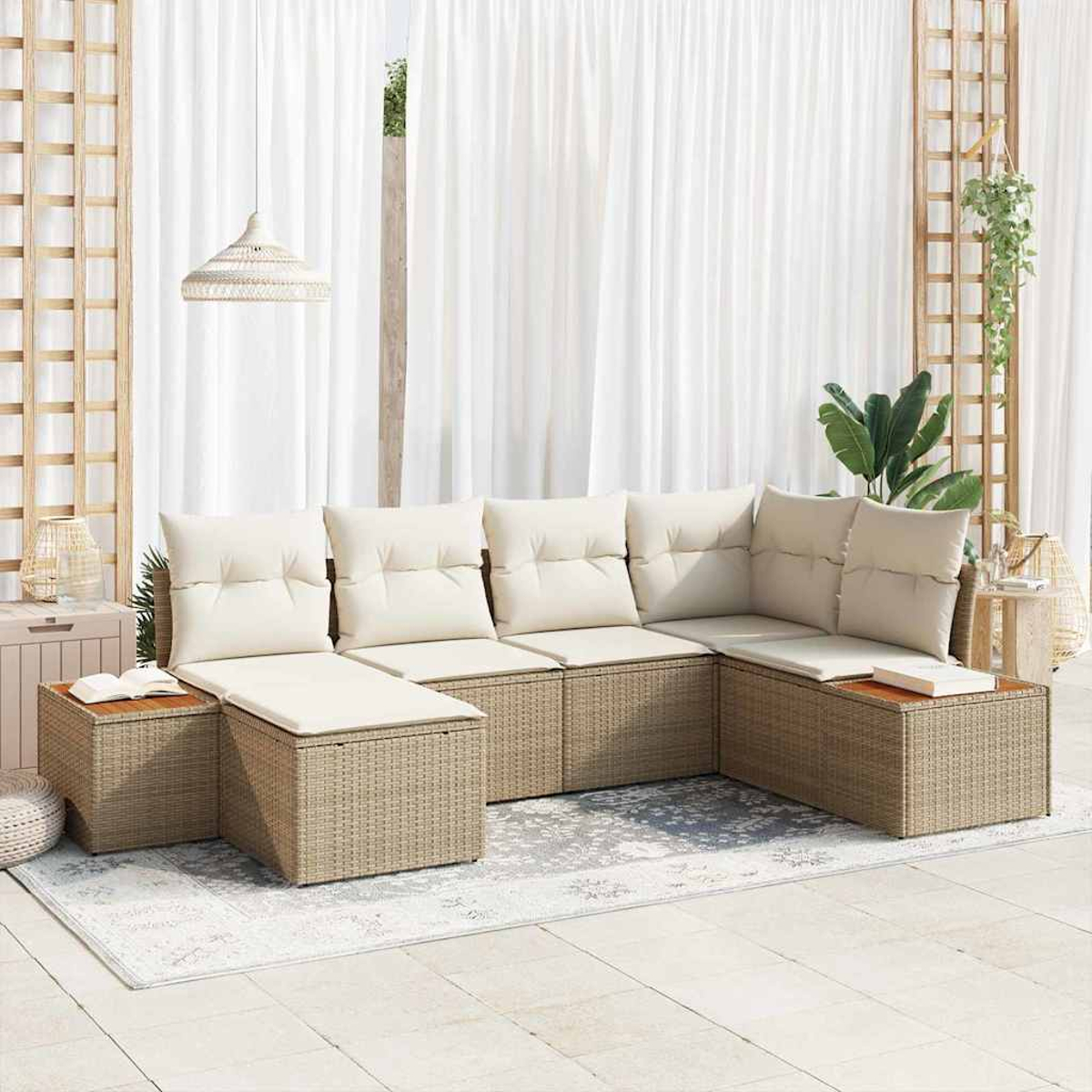 Ein Ecksofa im Freien mit beigen Kissen. Weiße Vorhänge im Hintergrund. Ein Holzspalier und eine Hängelampe sind sichtbar.