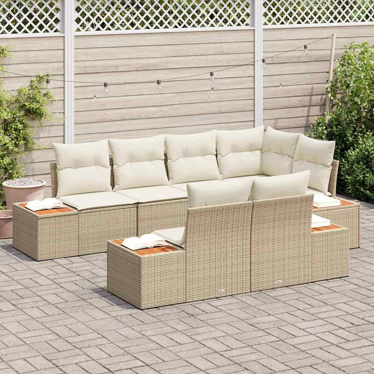 Outdoor-Sitzbereich mit beigen Korbmöbeln, cremefarbenen Kissen und Holztischen. Der Hintergrund zeigt einen Holzzaun und Grün.