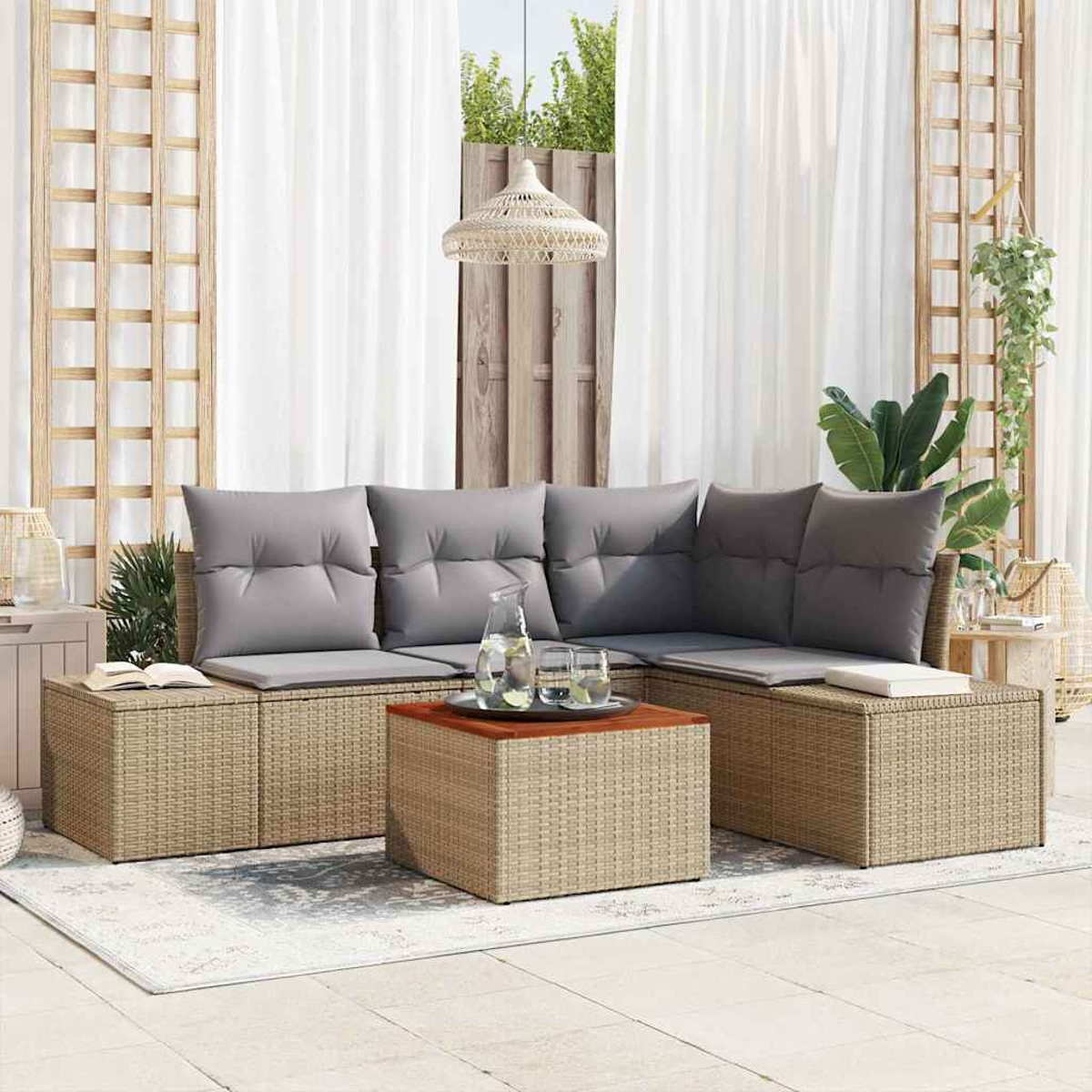 Beiges Rattan-Ecksofa mit grauen Kissen und Holztisch, auf Terrasse mit weißen Vorhängen.