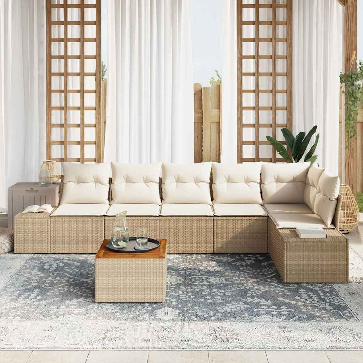 Outdoor-Sitzbereich mit beigem Sofa, Kissen und einem Holztisch. Ein Teppich und Vorhänge sind in der Szene. Tageslicht.