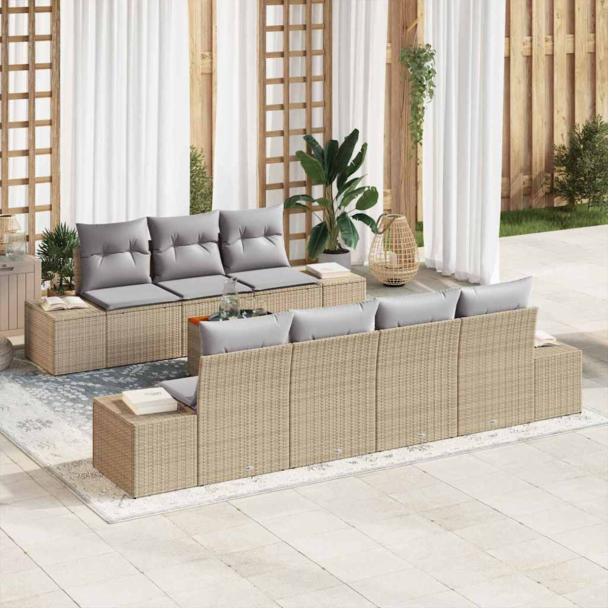Outdoor-Sitzarrangement. Rattansofas mit grauen Kissen. Pflanzen, weiße Vorhänge und Holzpaneele schaffen eine entspannte Terrassenszene.