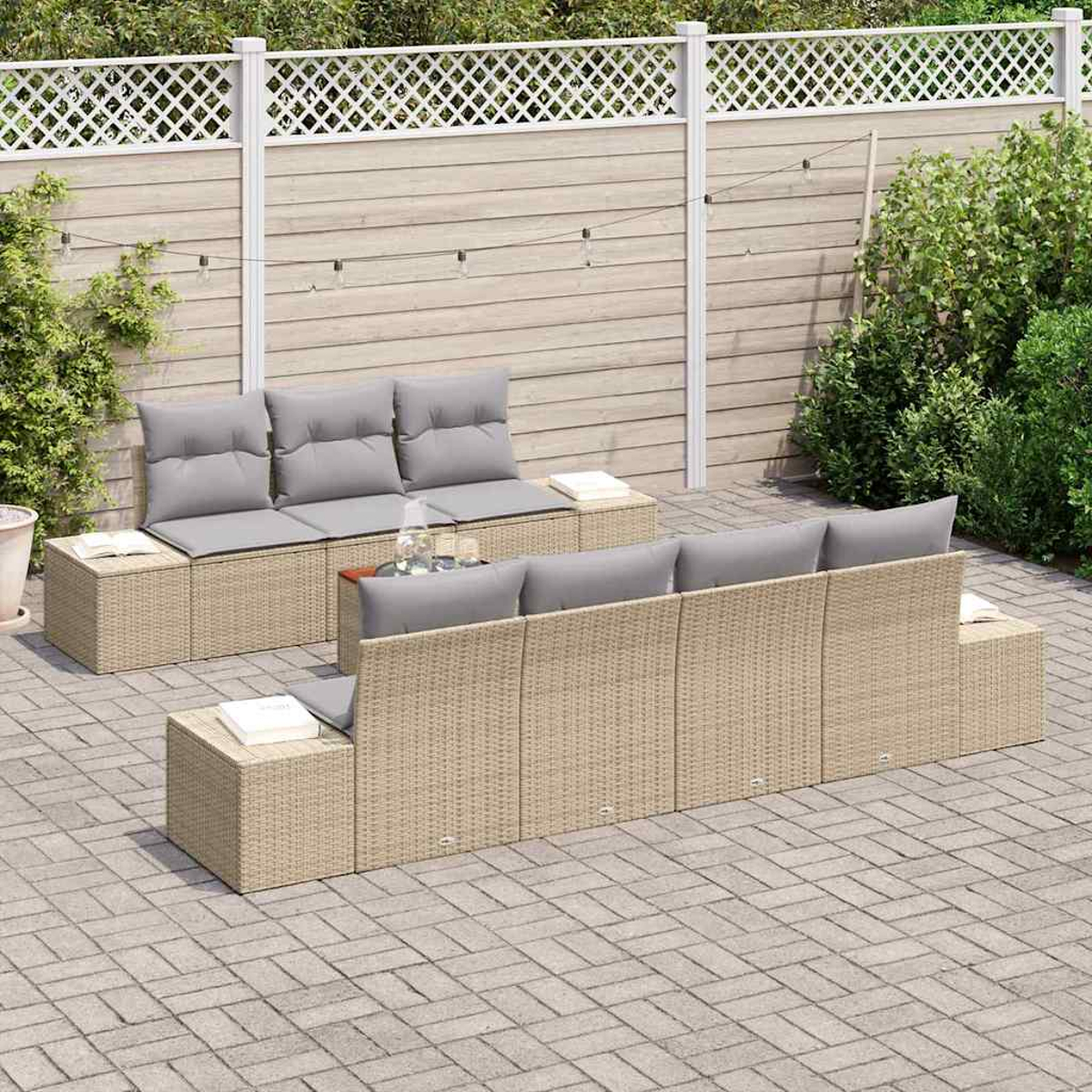 Outdoor-Sitzgruppe: Korbsessel mit grauen Kissen, auf einer gepflasterten Terrasse, vor einem Holzzaun mit weißem Gitter.