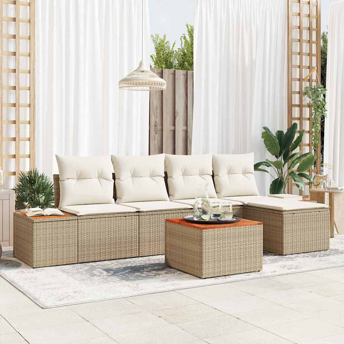 Outdoor-Terrassenset mit beigen Kissen, einem Couchtisch und Pflanzen. Weiße Vorhänge im Hintergrund, mit einer Pendelleuchte darüber.