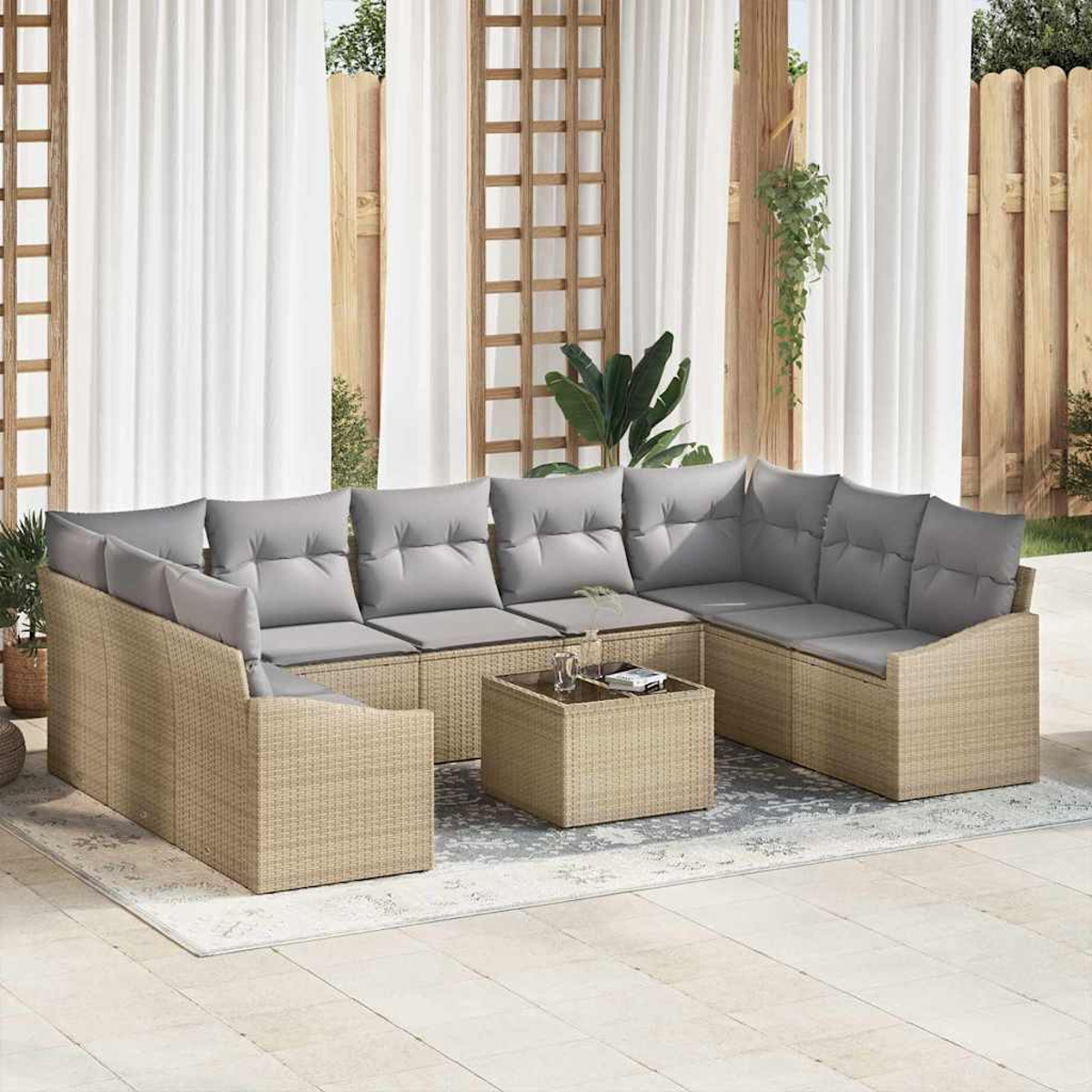 Outdoor-Ecksofa mit grauen Kissen und Couchtisch auf einem Teppich. Hintergrund: Vorhänge, Holzgitter und Zaun.