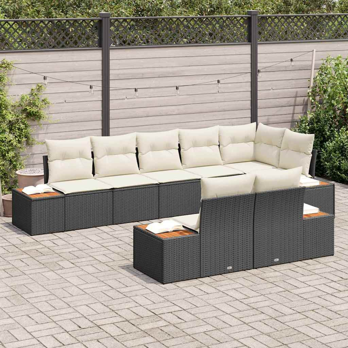 Outdoor-Ecksofa-Set mit hellen Kissen und dunkelgrauen Korbflechtrahmen. Auf einer Terrasse mit Holzzaun und Pflanzen.