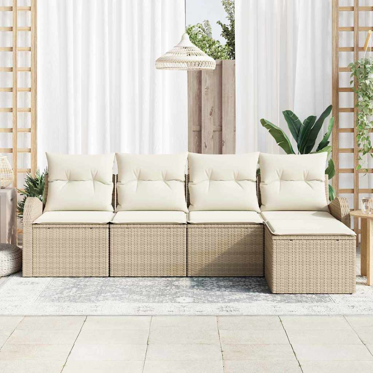 Ein beiges Outdoor-Ecksofa aus Korbgeflecht mit cremefarbenen Kissen. Weiße Vorhänge und eine gewebte Leuchte im Hintergrund.