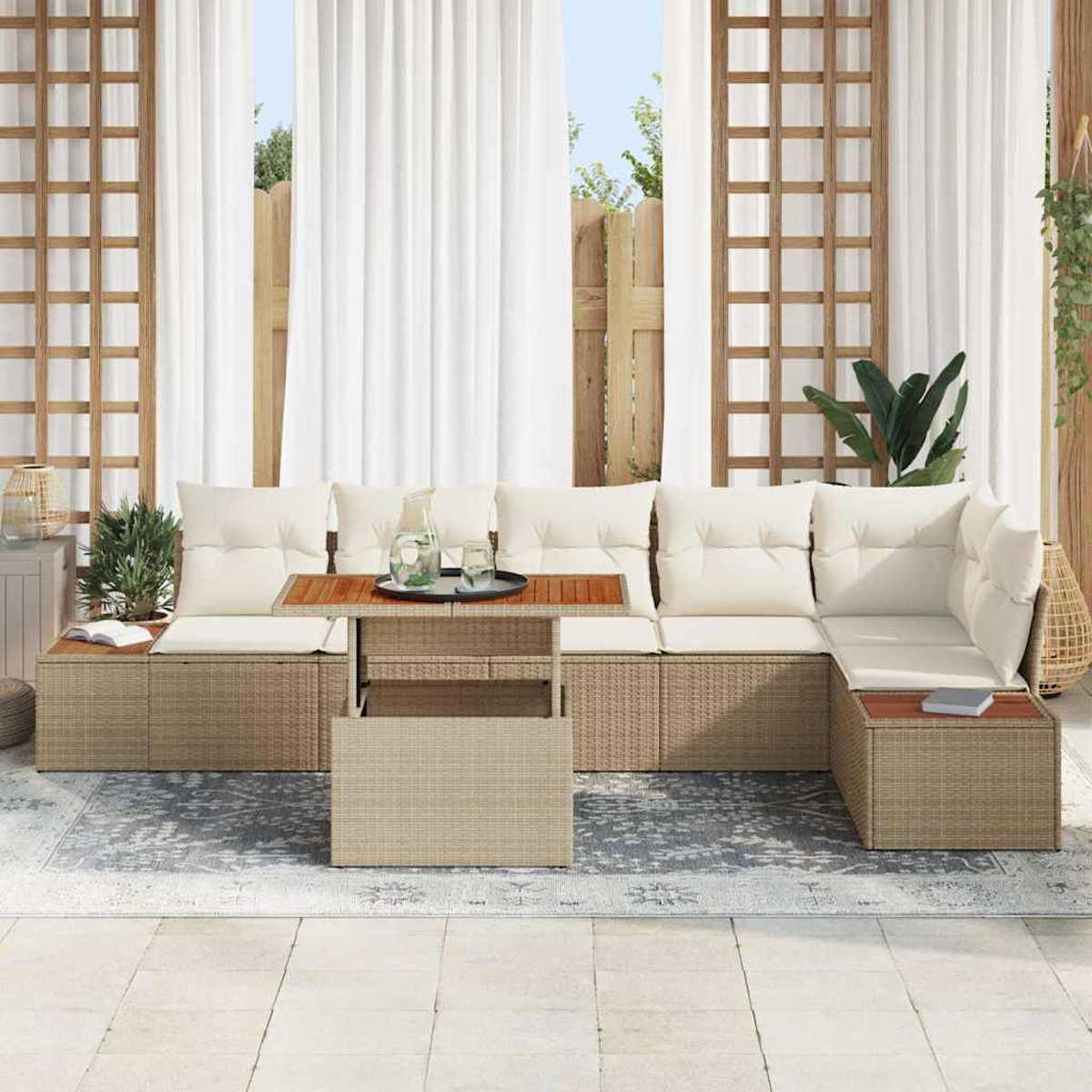 Outdoor-Rattan-Ecksofa mit cremefarbenen Kissen und Holztisch. Weiße Vorhänge und ein Holzgitter im Hintergrund.