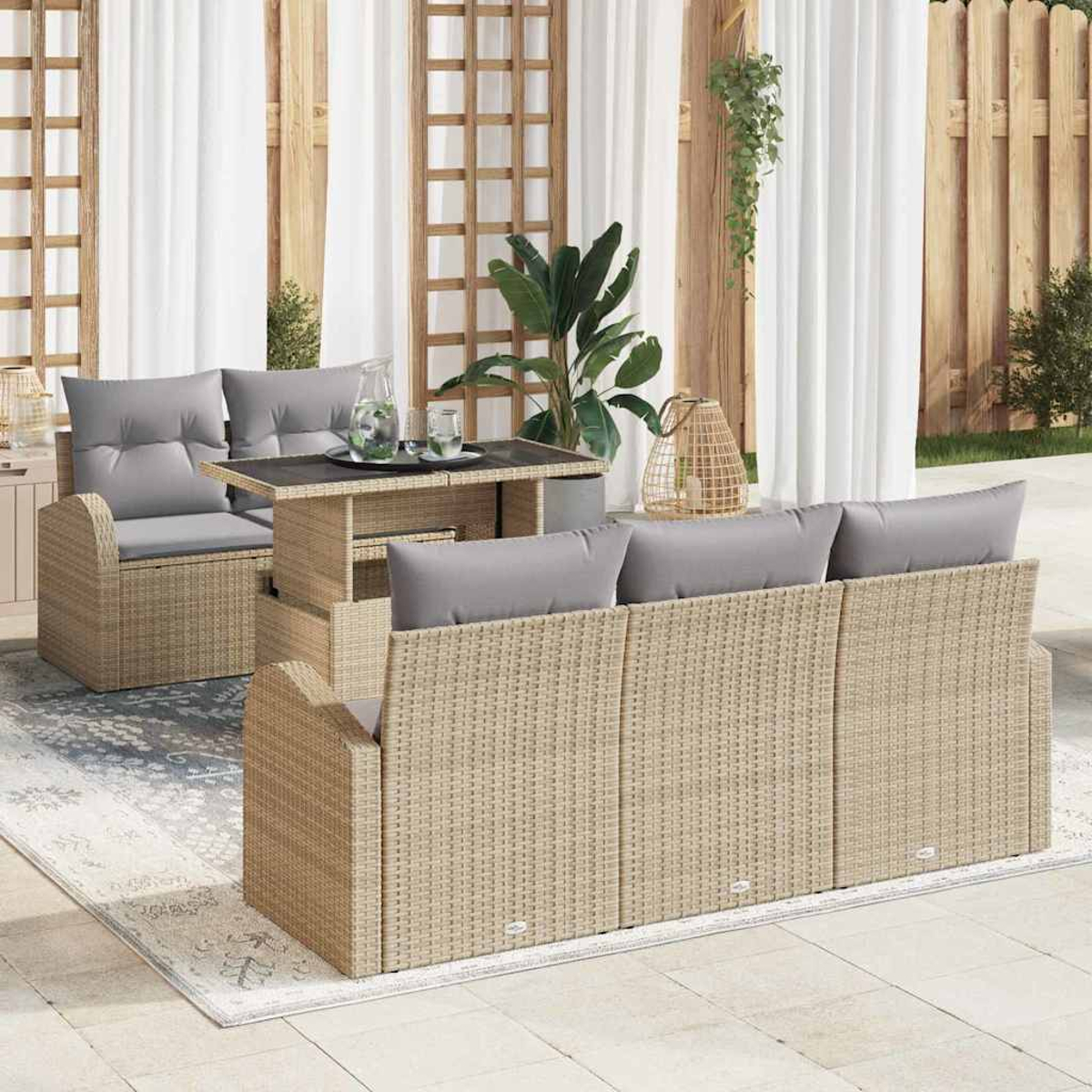 Gartenmöbel-Set aus Rattan mit grauen Kissen. Beinhaltet ein Sofa, zwei Stühle und einen Tisch. Der Hintergrund hat weiße Vorhänge und Pflanzen.