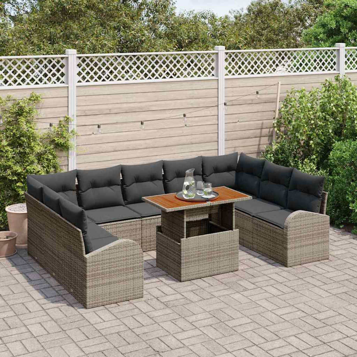 Outdoor-Ecksofa mit dunkelgrauen Kissen und einem Holztisch. Die Szene ist eine Terrasse mit Holzzaun im Hintergrund.