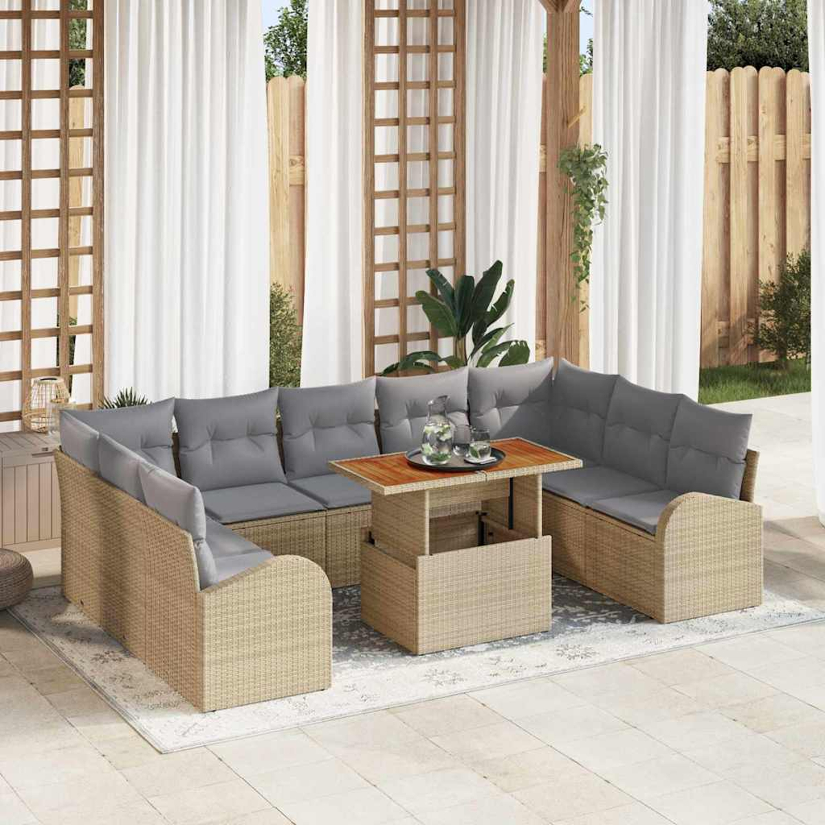Outdoor-Sitzgruppe mit grauen Kissen, einem Tisch mit Hebefunktion und Getränken sowie weißen Vorhängen im Hintergrund.