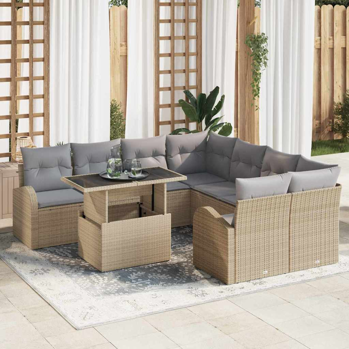 Outdoor-Ecksofa mit grauen Kissen und einem Tisch mit Hubfunktion. Auf einem Teppich stehend, mit weißem Vorhanghintergrund und Holzgitter.