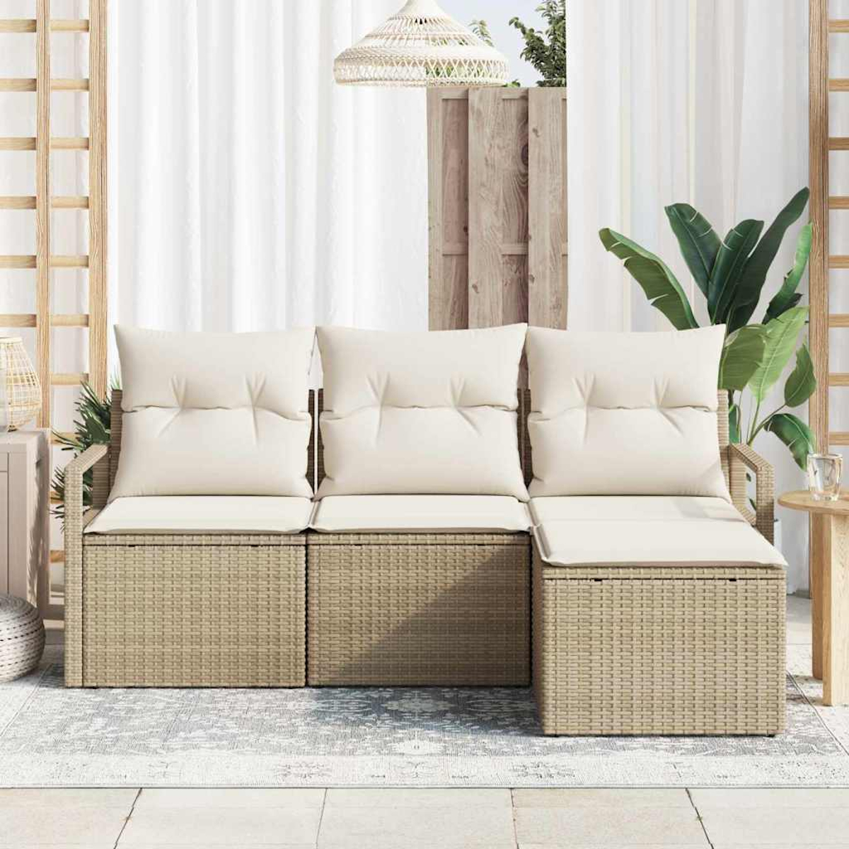 Ein Rattan-Sofa im Freien mit cremefarbenen Kissen. Unter dem Sofa liegt ein Teppich, und eine Hängelampe befindet sich darüber. Im Hintergrund ein Holzzaun.