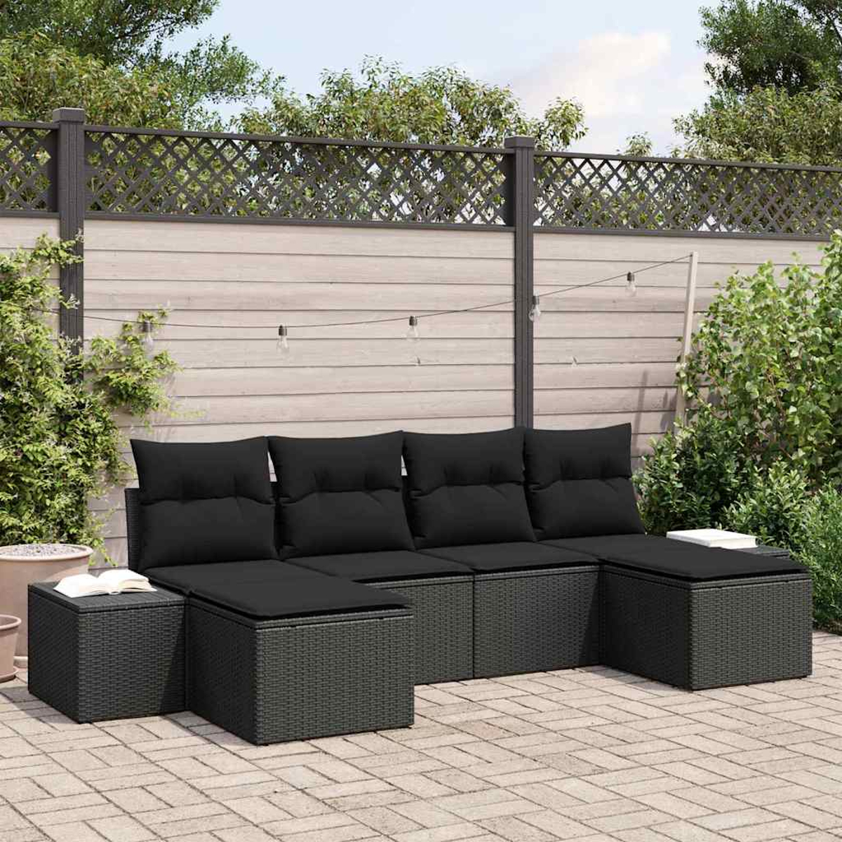Outdoor-Ecksofa mit schwarzen Kissen und grauem Webrahmen. Ein Buch liegt auf einer passenden Ottomane auf einer Backstein-Terrasse.