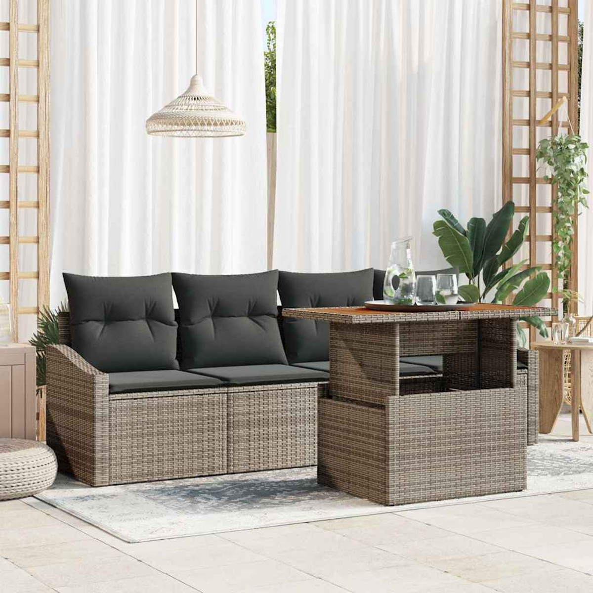 Terrasse mit grauem Sofa, Tisch, Pflanzen und weißen Vorhängen. Eine Hängelampe und die Außenansicht sind ebenfalls sichtbar.