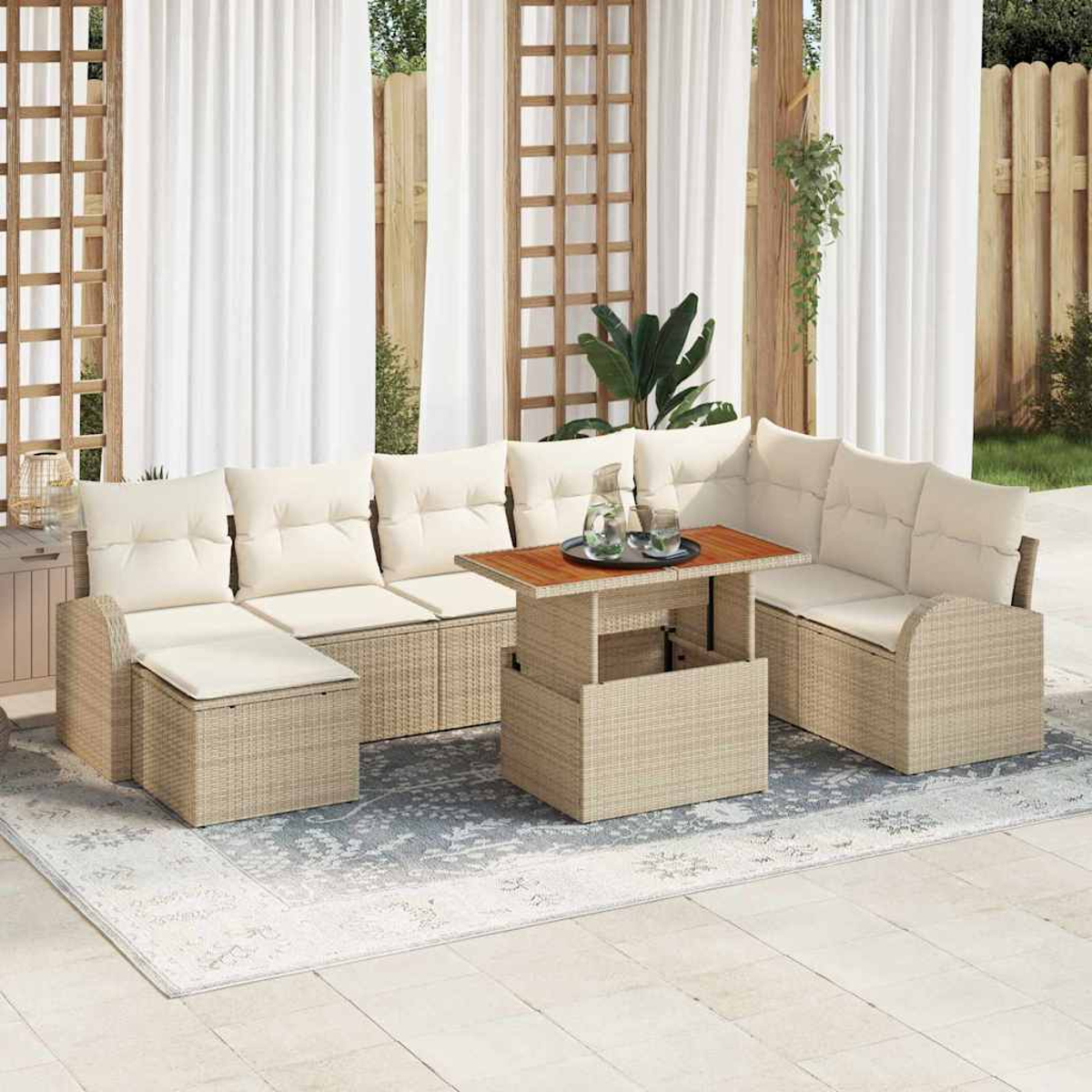 Ein Ecksofa im Freien mit cremefarbenen Kissen und einem Tisch mit Hubfunktion. Weiße Vorhänge und ein Holzzaun im Hintergrund.