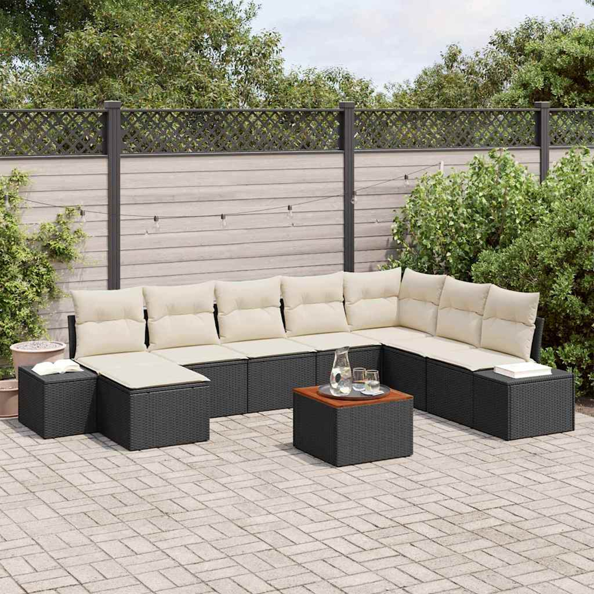 Outdoor-Ecksofa mit beigen Kissen und schwarzen Rahmen. Ein Couchtisch mit Holzplatte und eine Kanne mit Gläsern stehen in der Mitte.