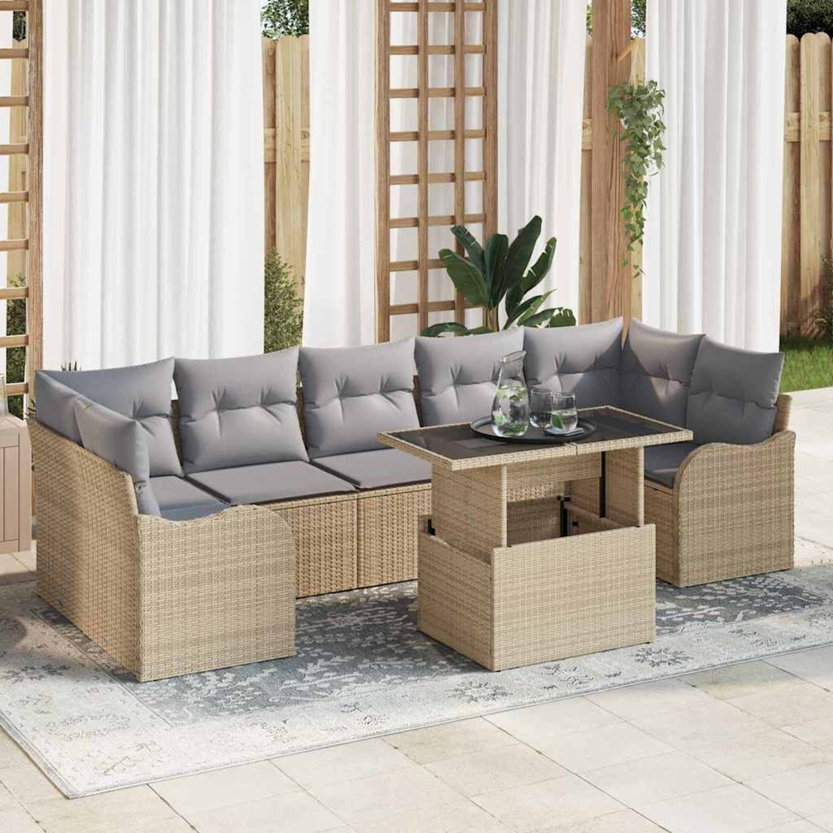 Gartenmöbel-Set aus Korbgeflecht mit grauen Kissen und einem Tisch mit Hubfunktion auf einem gemusterten Teppich.