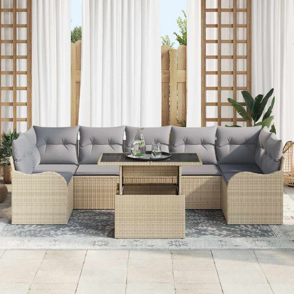Outdoor-Ecksofa mit grauen Kissen und einem Tisch. Weiße Vorhänge und ein Holzzaun sind im Hintergrund.