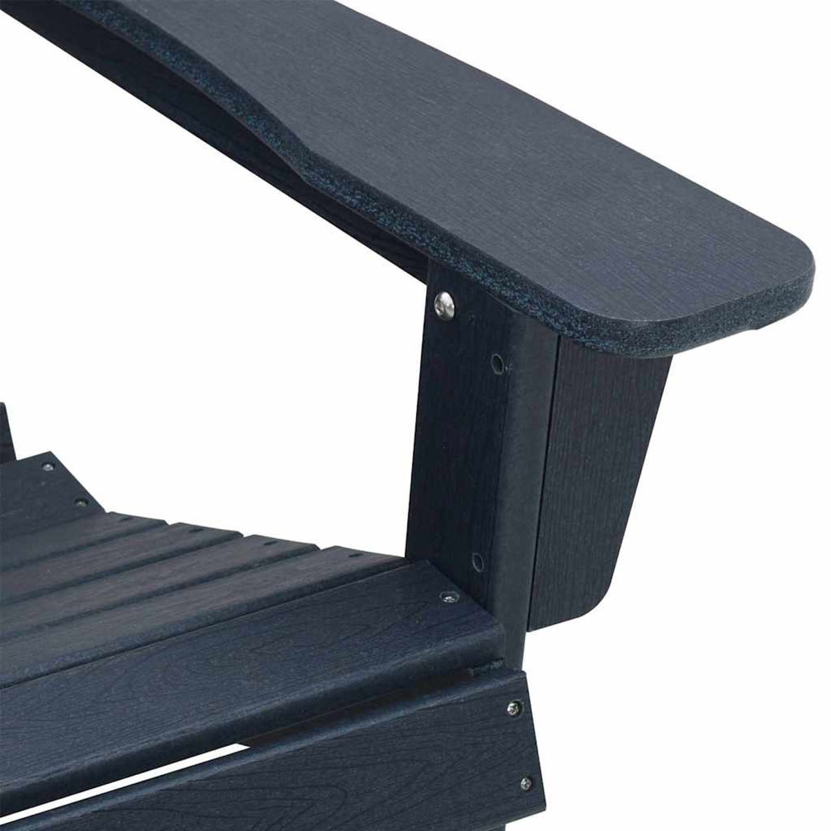 Nahaufnahme einer dunkelblauen Adirondack-Stuhllehne und -Sitzfläche. Schrauben befestigen die Armlehne am Stuhlrahmen. Weißer Hintergrund.