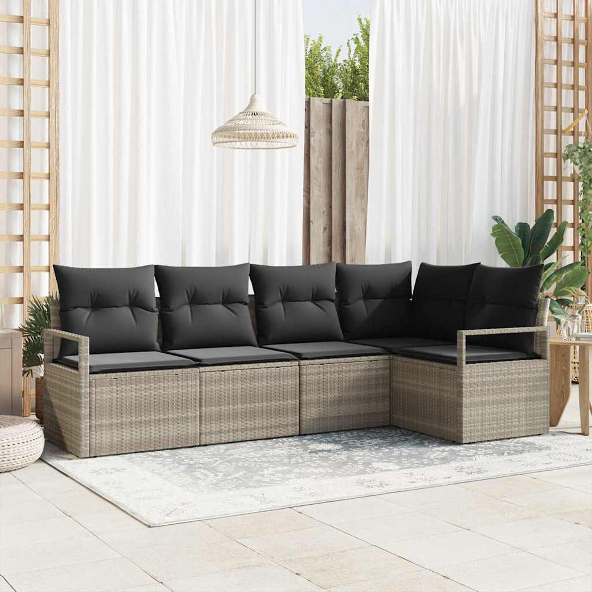 Outdoor-Ecksofa mit grauen Kissen auf einem hellen Teppich. Weiße Vorhänge und eine Pendelleuchte sind im Hintergrund zu sehen.