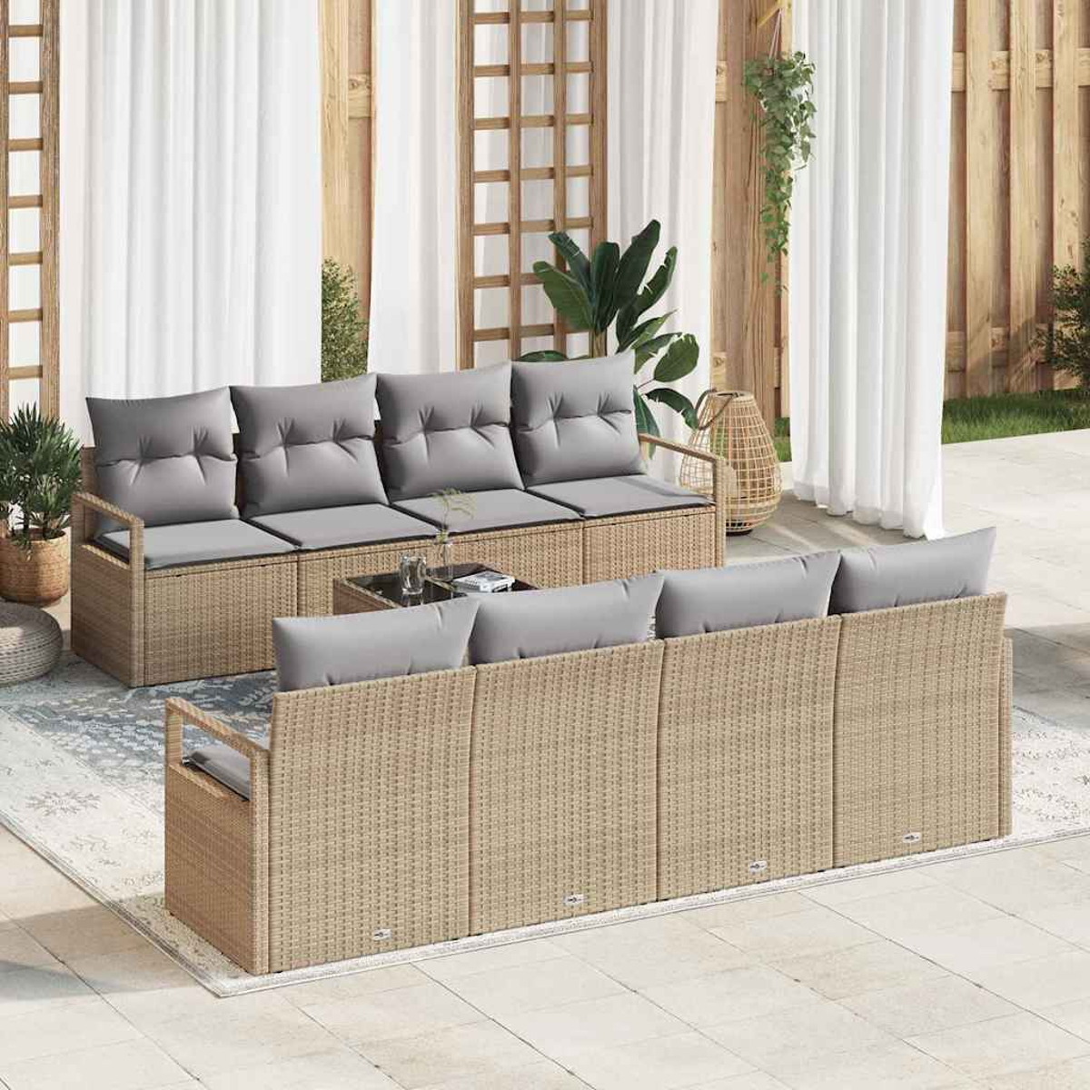 Gartenmöbel-Set aus Korbgeflecht mit grauen Kissen. Enthält ein Sofa, eine Doppelsitzbank und einen Couchtisch auf einer Terrasse.