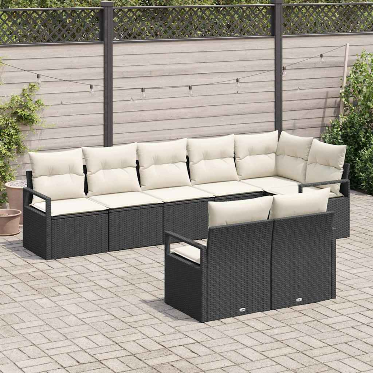 Outdoor-Ecksofa mit cremefarbenen Kissen, auf einer gepflasterten Terrasse angeordnet. Ein Zaun und Pflanzen im Hintergrund.