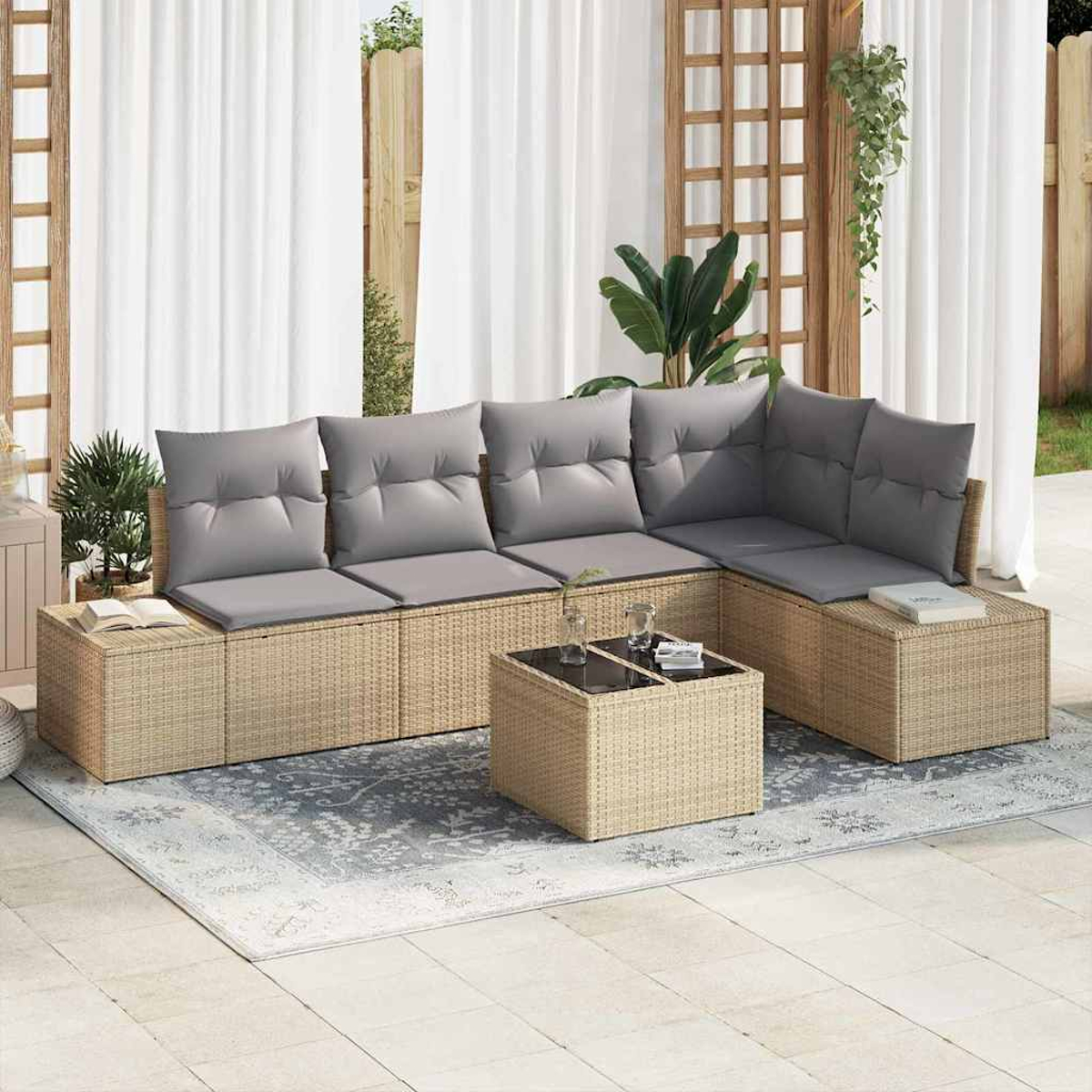 Outdoor-Ecksofa mit grauen Kissen und einem Couchtisch auf einem gemusterten Teppich, in der Nähe von weißen Vorhängen.
