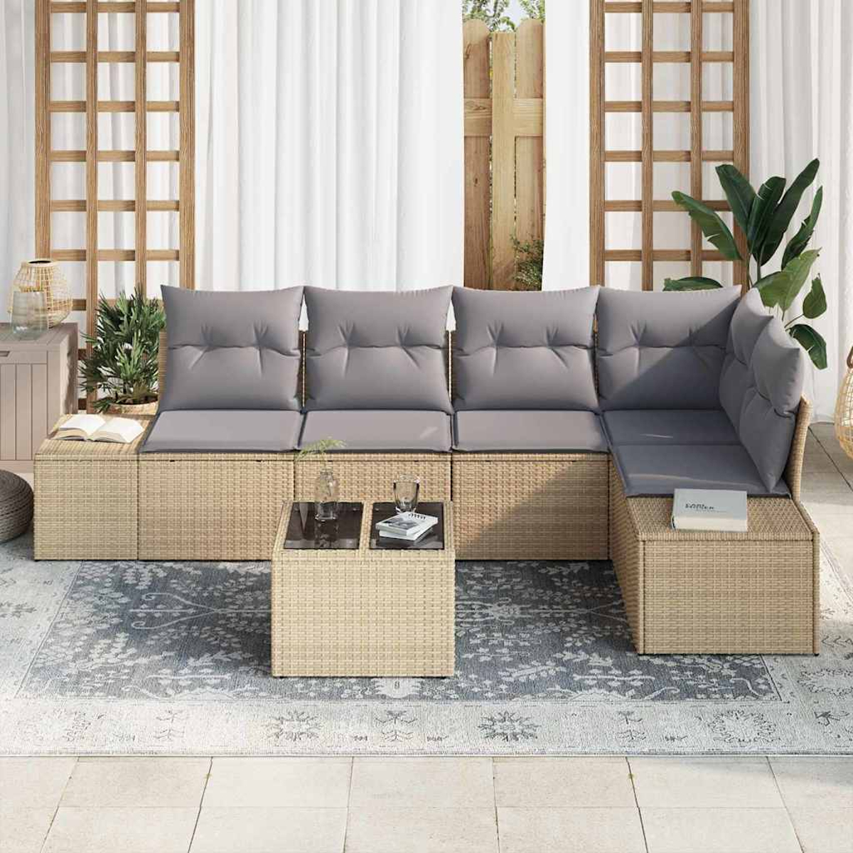 Ein Ecksofa im Freien mit grauen Kissen, einem kleinen Tisch und einem gemusterten Teppich. Der Hintergrund hat weiße Vorhänge und Holzpaneele.
