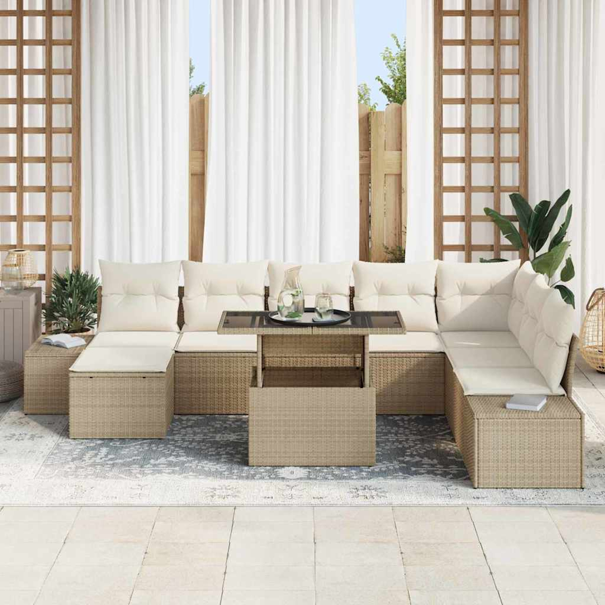 Outdoor-Ecksofa mit beigen Kissen, Glastisch mit Getränken, weißen Vorhängen und Holzgitter. Pflanzen und Teppich vervollständigen die Szene.