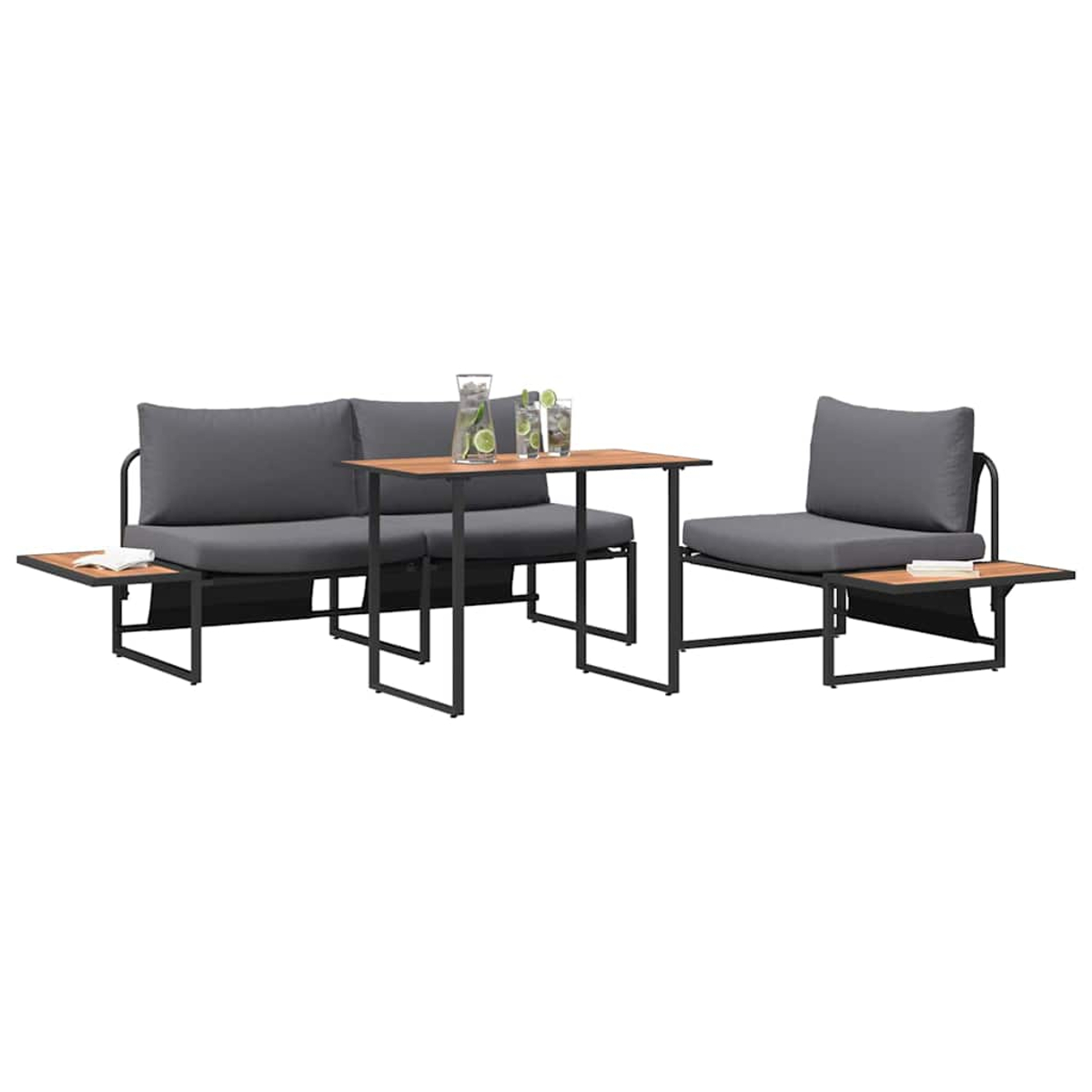 Gartenmöbelset: grau gepolstertes Sofa und Stuhl, Holztische, Getränke. Schwarze Metallrahmen. Weißer Hintergrund.