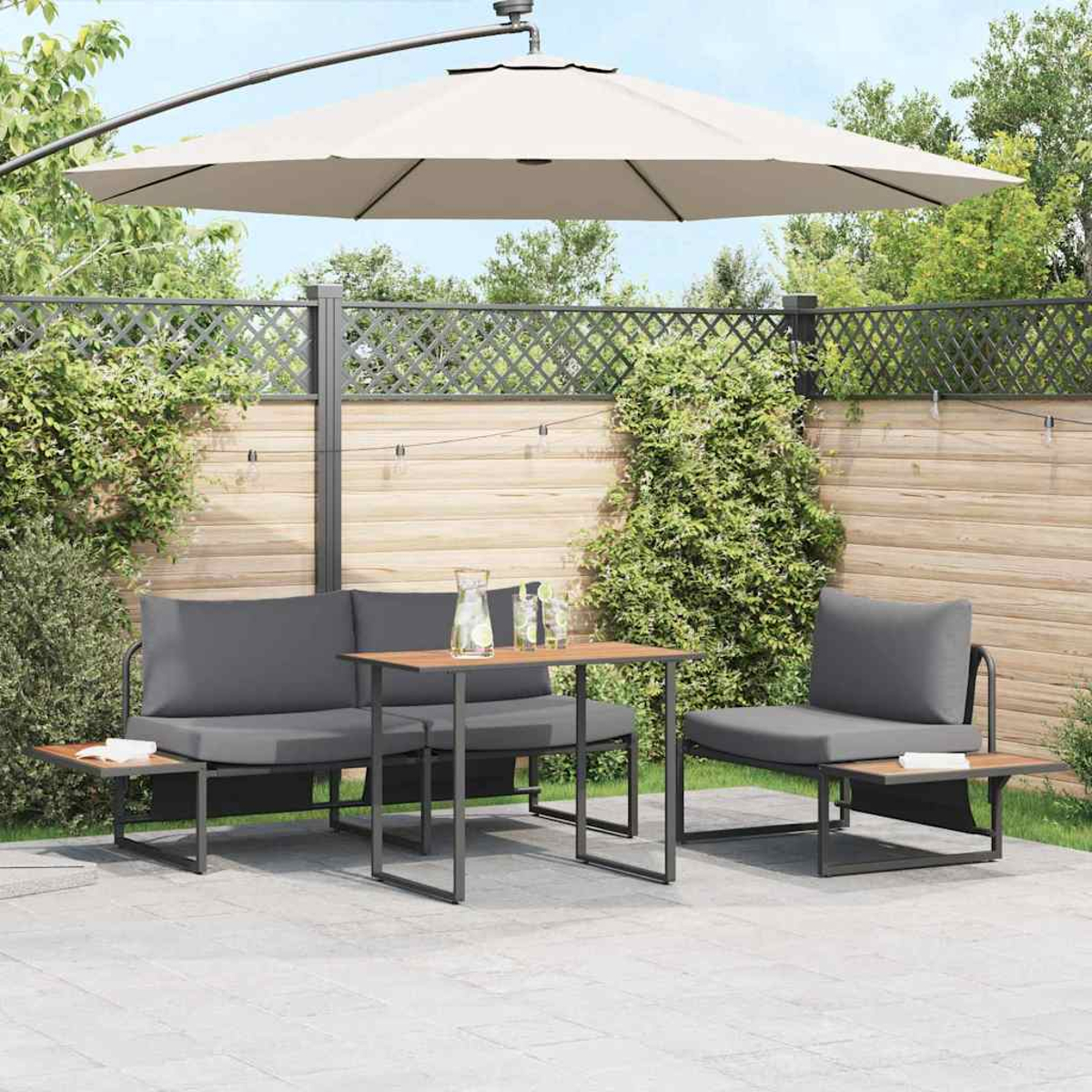 Outdoor-Sitzgruppe mit grauen Kissen, Holztisch und großem Sonnenschirm auf einer Terrasse.