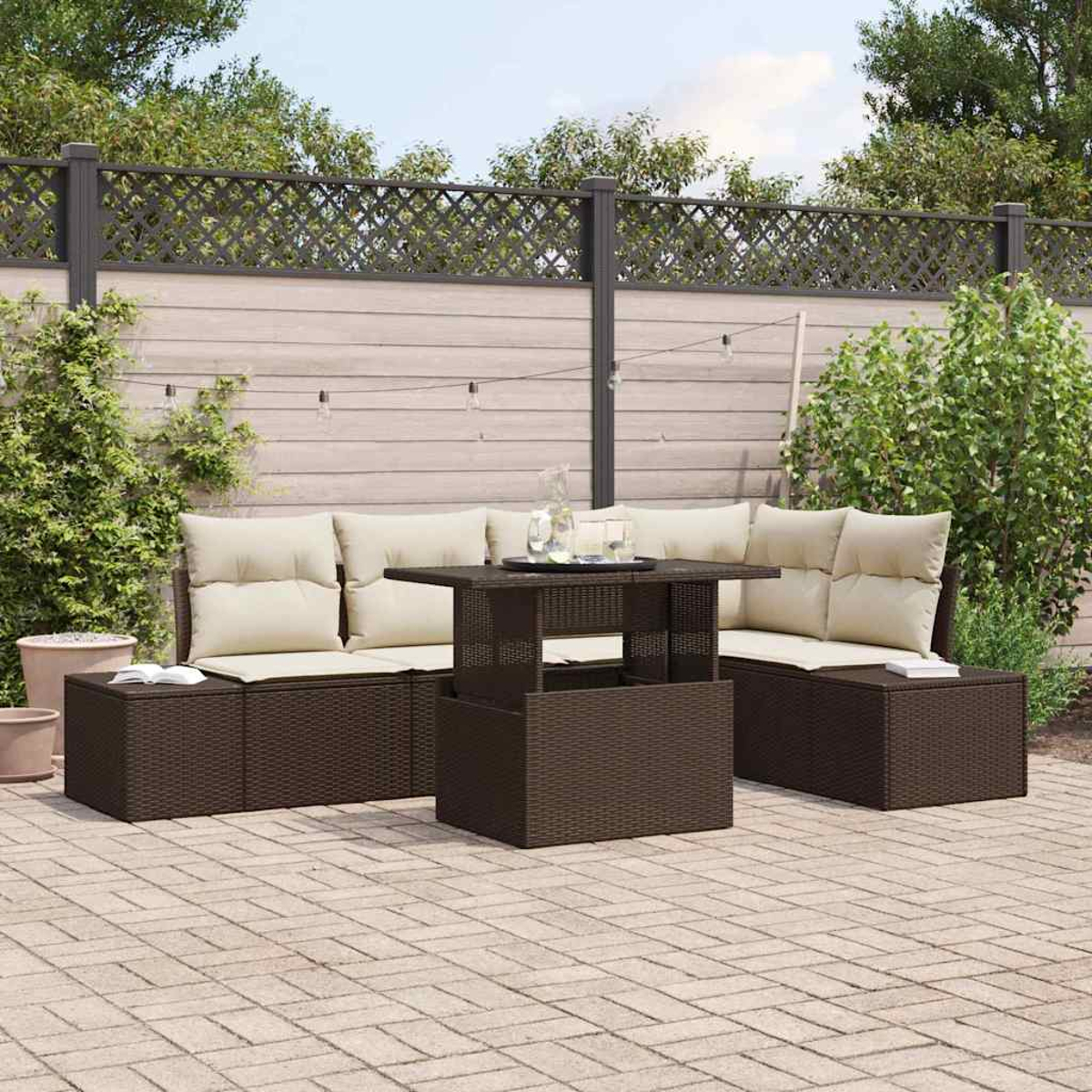Outdoor-Sitzgruppe mit Tisch und gepolsterten Sofas. Der Hintergrund umfasst einen Zaun, Grün und eine Ziegelterrasse.