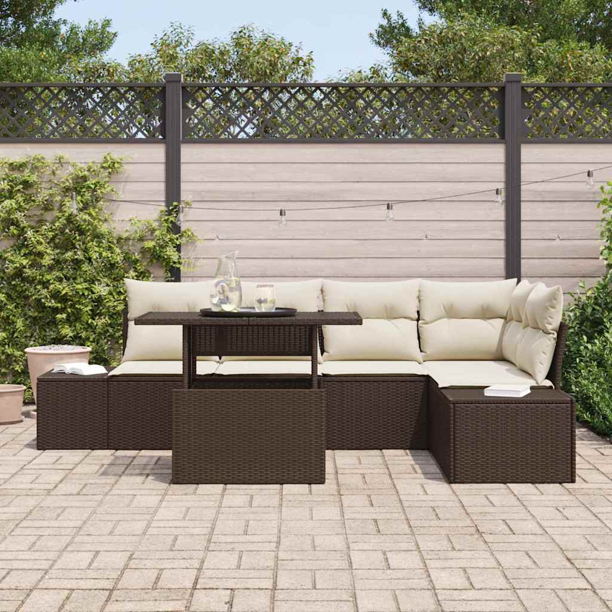 Terrassenset mit braunen Korbmöbeln, beigen Kissen und einem Tisch mit Hubfunktion. Im Hintergrund ein Zaun und Grün.