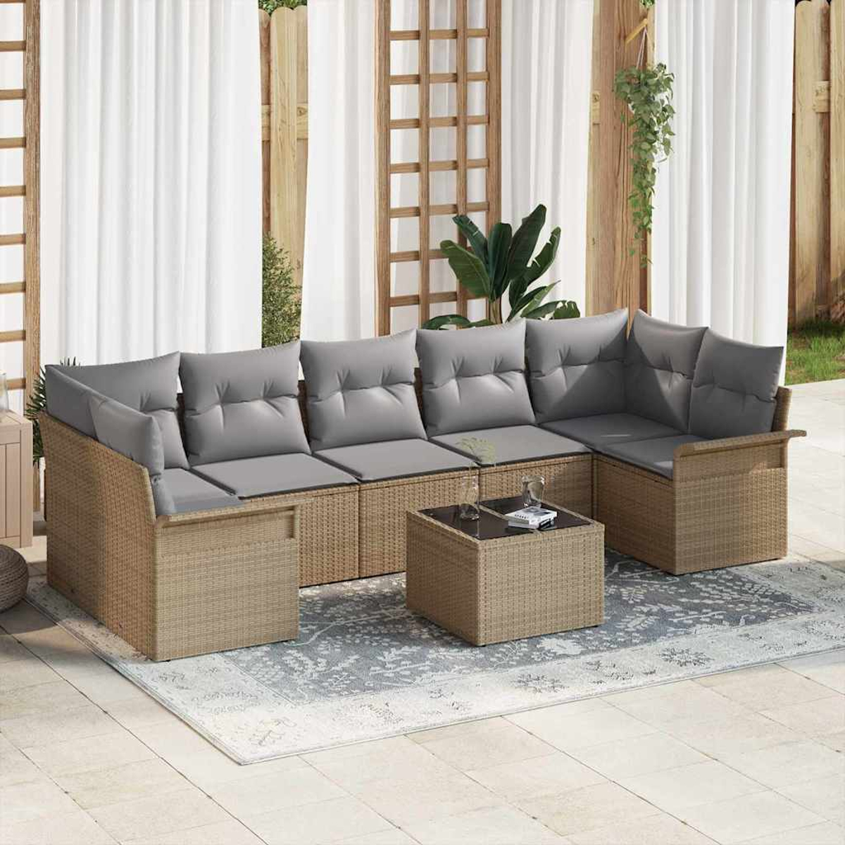 Outdoor-Ecksofa mit grauen Kissen, einem quadratischen Couchtisch, auf einem gemusterten Teppich, mit weißen Vorhängen und einem Holzrahmen.