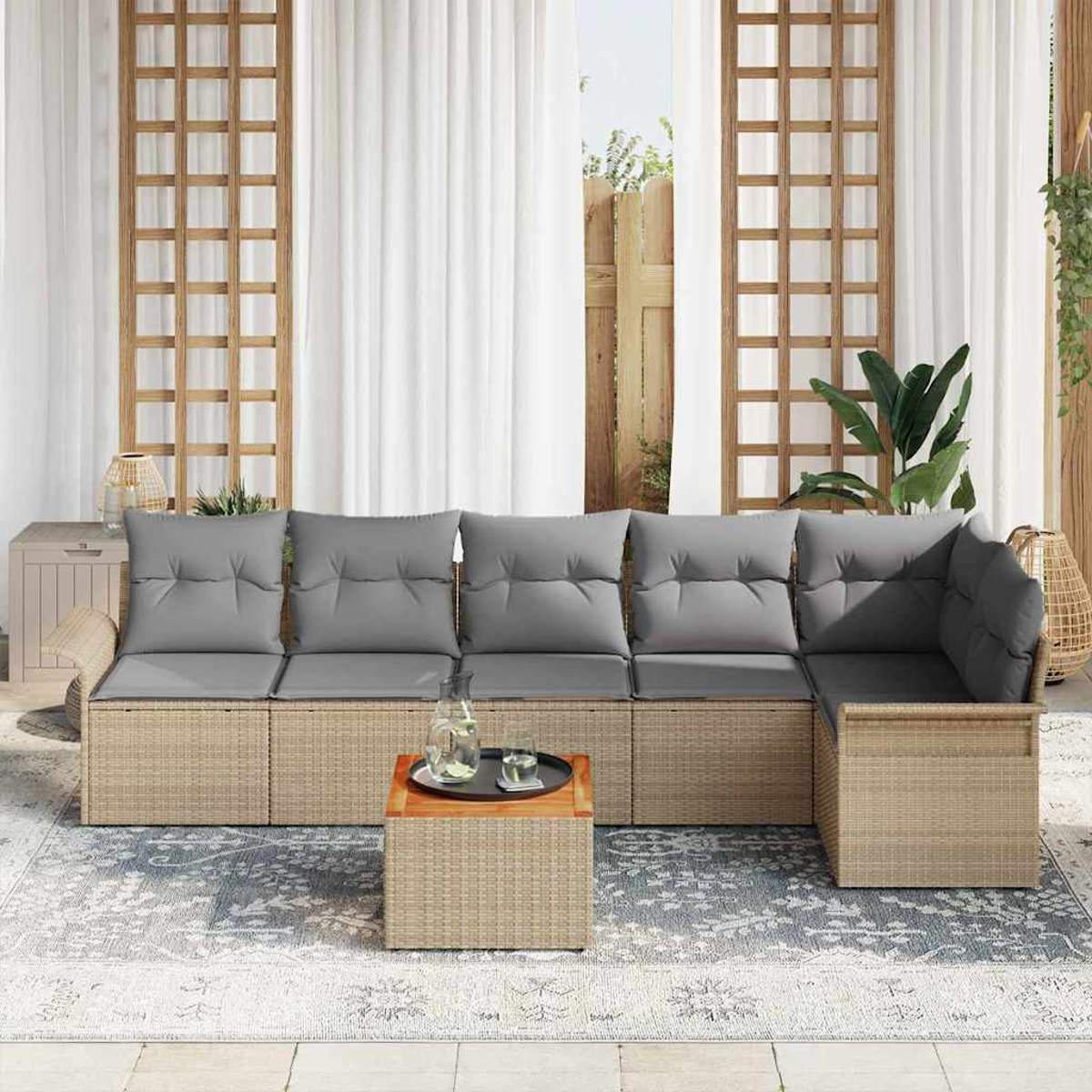 Outdoor-Set mit Ecksofa, Couchtisch und Teppich. Dahinter Vorhänge, Holzgitter und Pflanzen. Die Szene ist hell.