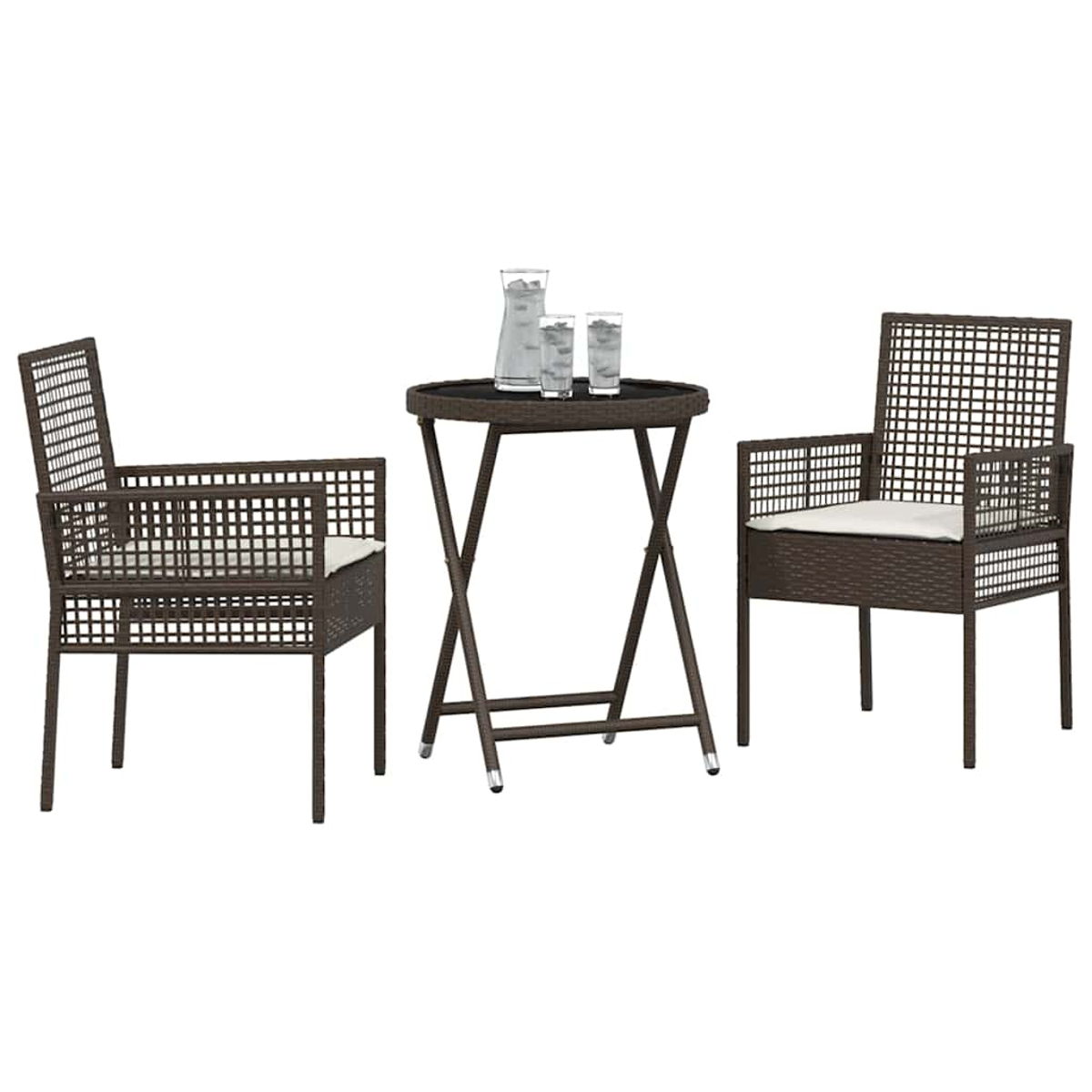 Ein braunes Terrassenset mit zwei Stühlen und einem runden Tisch. Auf dem Tisch stehen Gläser und ein Krug. Weißer Hintergrund.