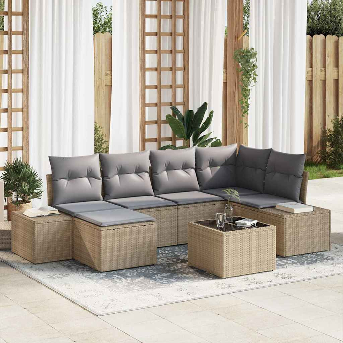 Gartenmöbel-Set. Beiges Korbssofa mit grauen Kissen. Couchtisch. Weiße Vorhänge im Hintergrund.