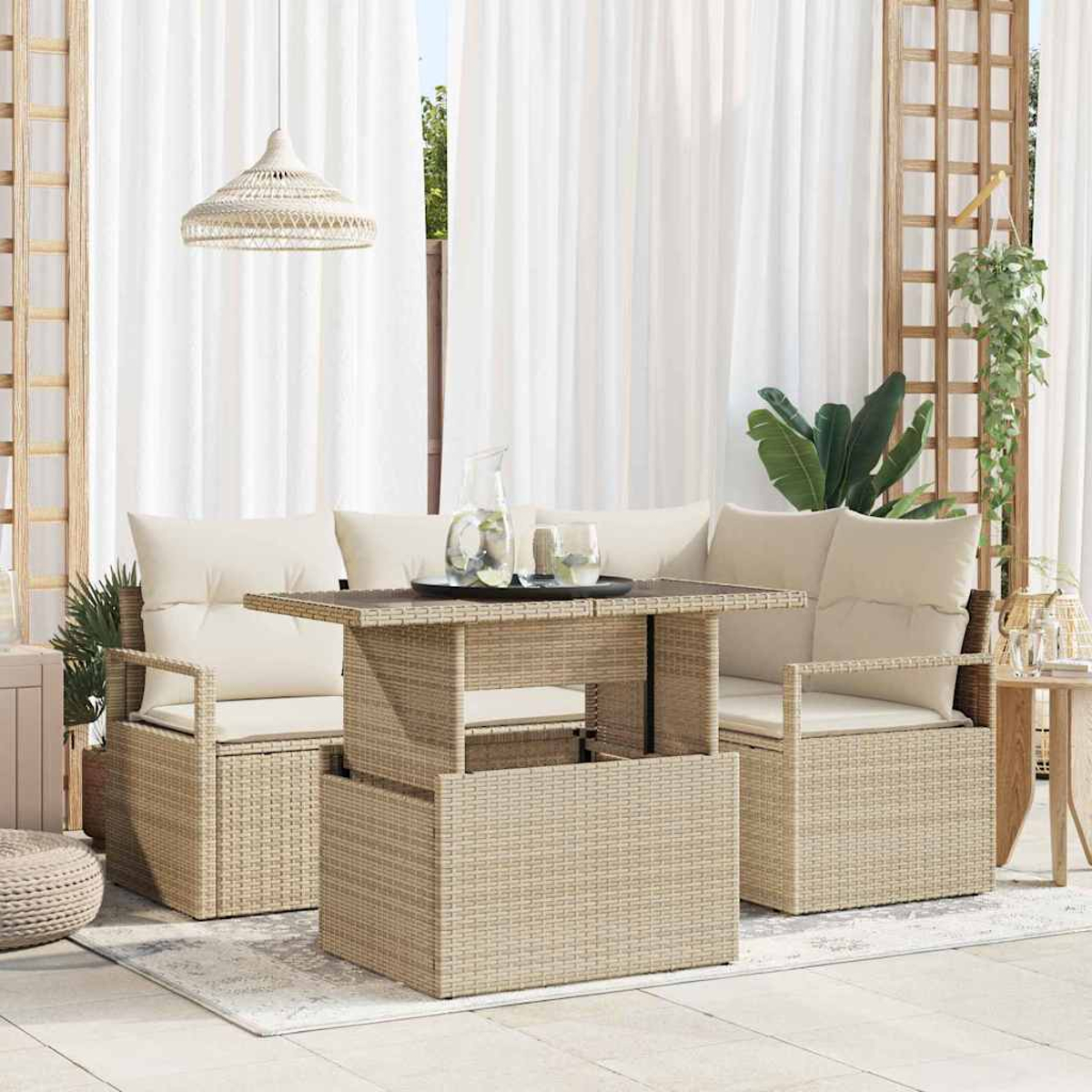 Outdoor-Terrassenset mit beigen Korbmöbeln, einem Tisch mit Getränken und weißen Vorhängen. Eine Hängelampe ist sichtbar.