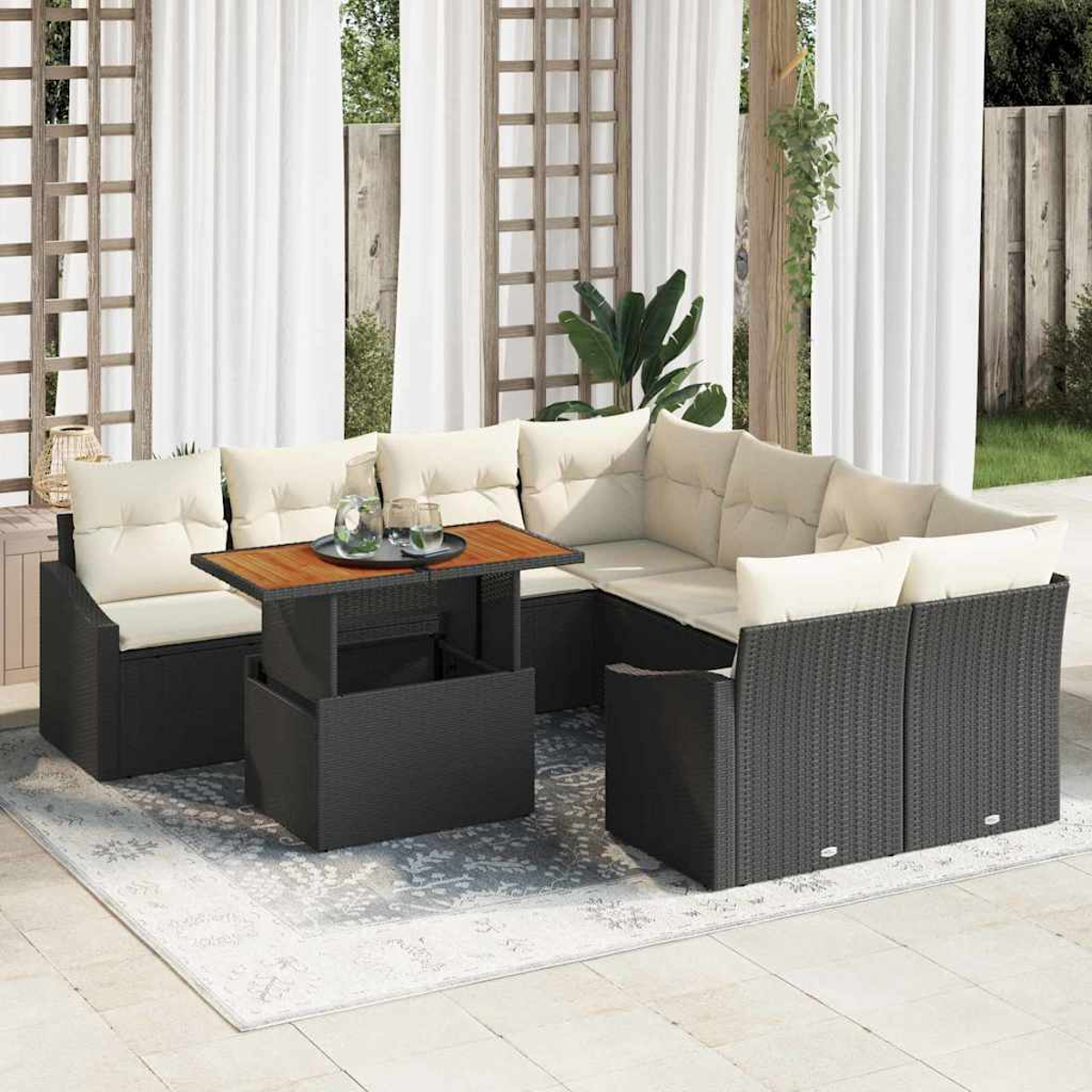 Outdoor-Sitzgruppe mit beigen Kissen und einem Holztisch, auf einem gemusterten Teppich. Weiße Vorhänge und ein Holzgitter im Hintergrund.