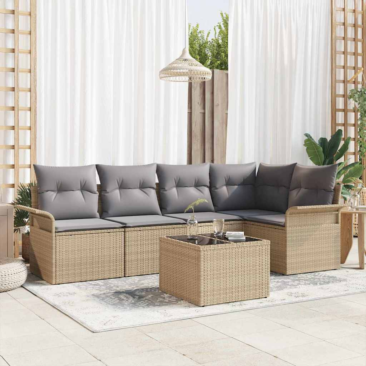 Outdoor-Wicker-Ecksofa mit grauen Kissen und einem quadratischen Couchtisch. Weiße Vorhänge, eine gewebte Lampe und Pflanzen sind im Hintergrund.
