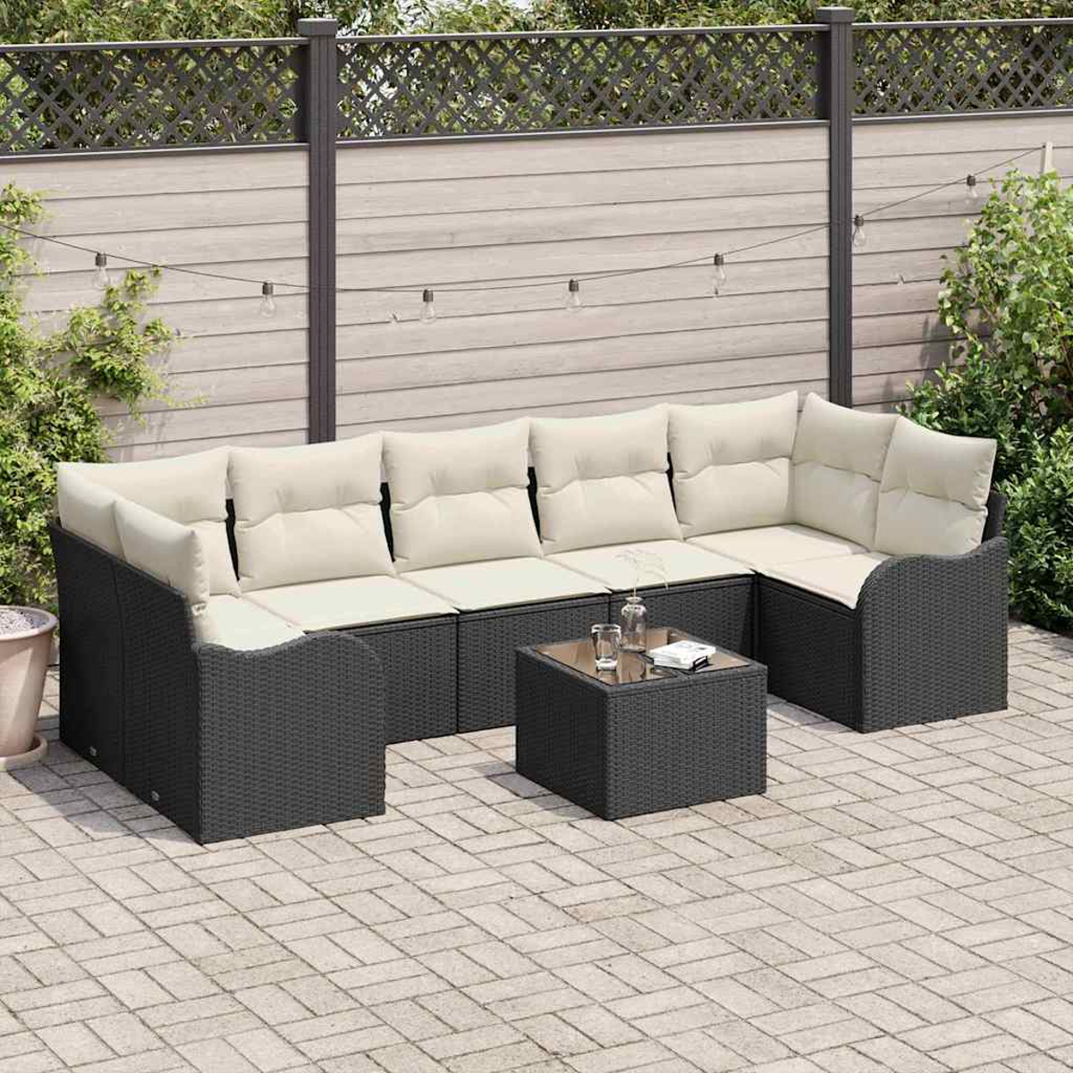 Outdoor-Ecksofa mit cremefarbenen Kissen und einem kleinen Tisch. Auf einer Backstein-Terrasse befinden sich ein Zaun und Grün im Hintergrund.